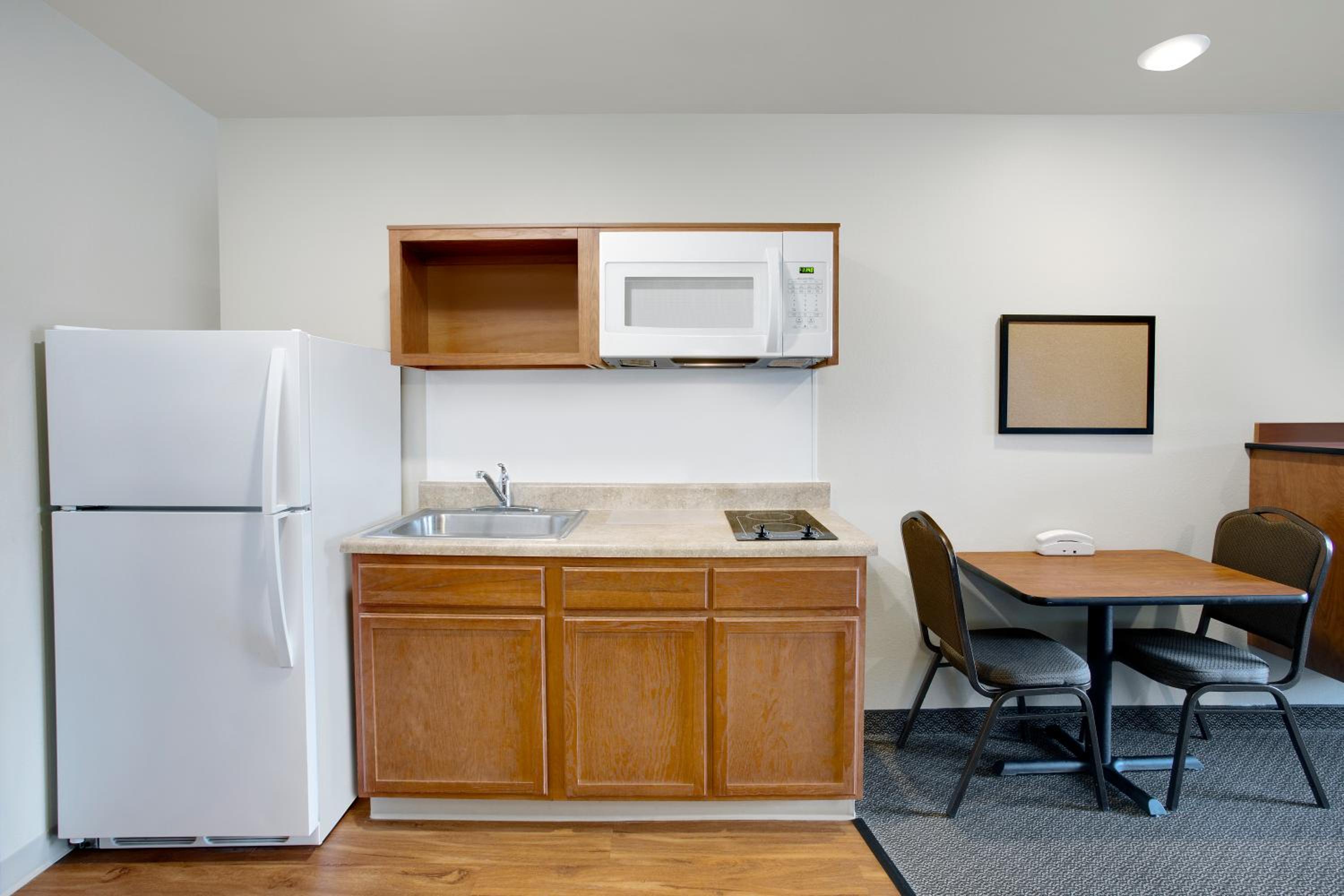 Queen Suite - Non-Smoking photo 3
