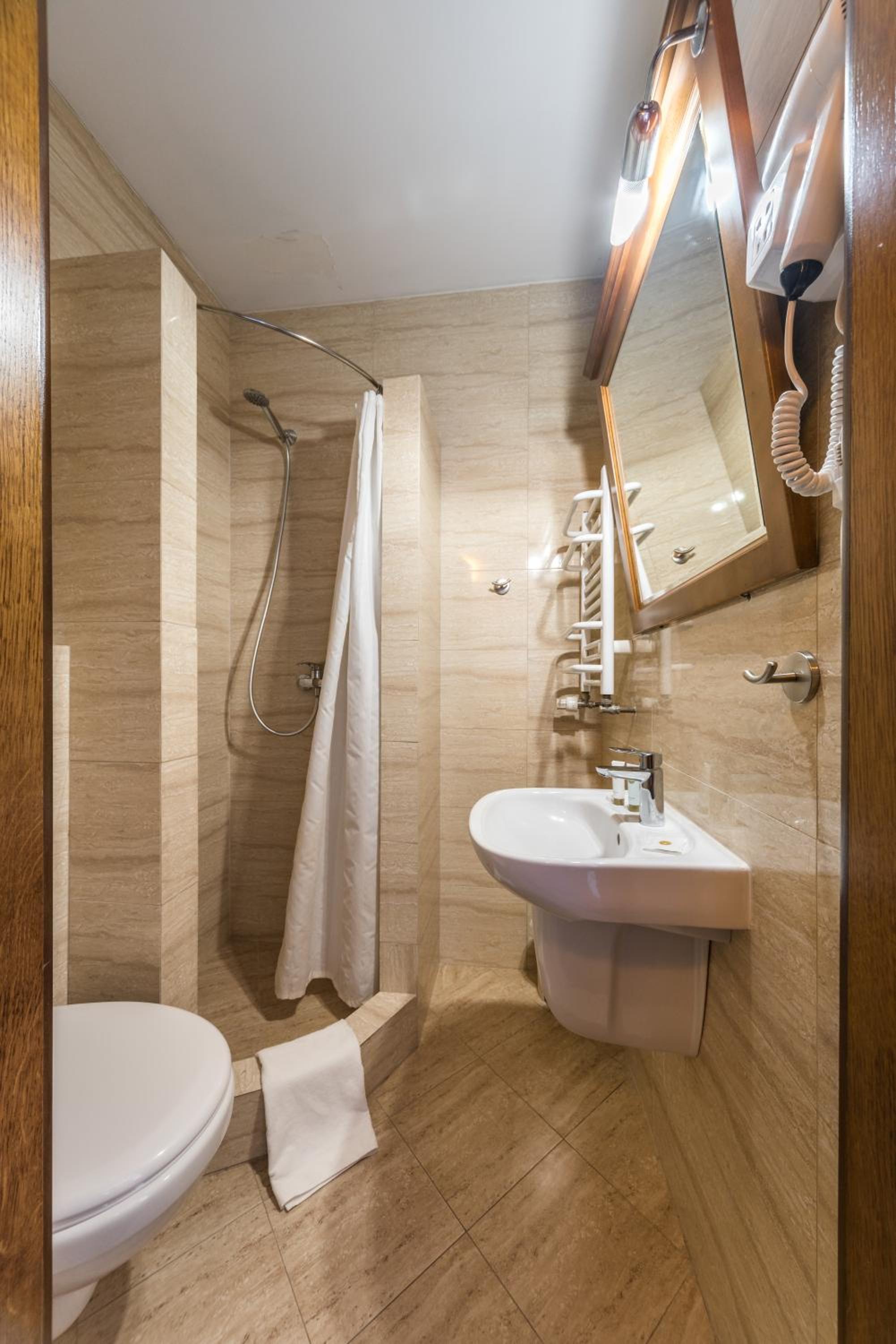 Double Room with Balcony - Photo 4