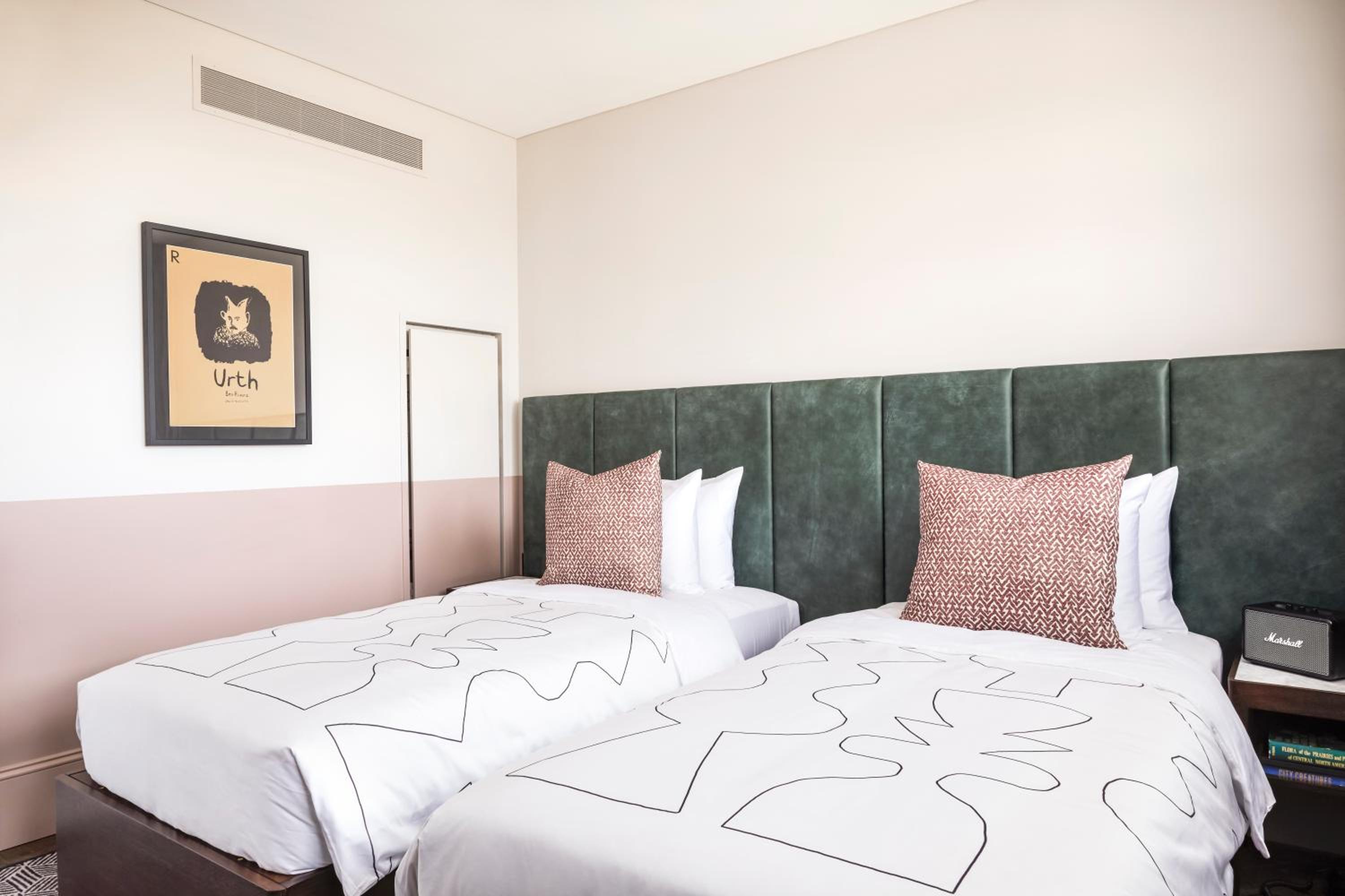  Cozy Room with 2 twin Beds - Photo 1
