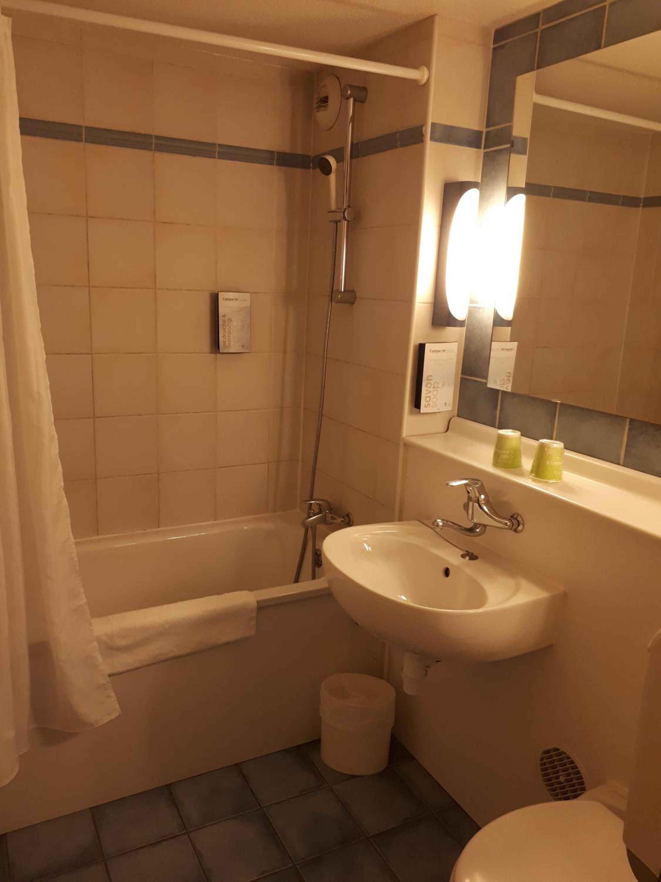 Twin Room With Two Single Beds And One Junior Bed photo 2