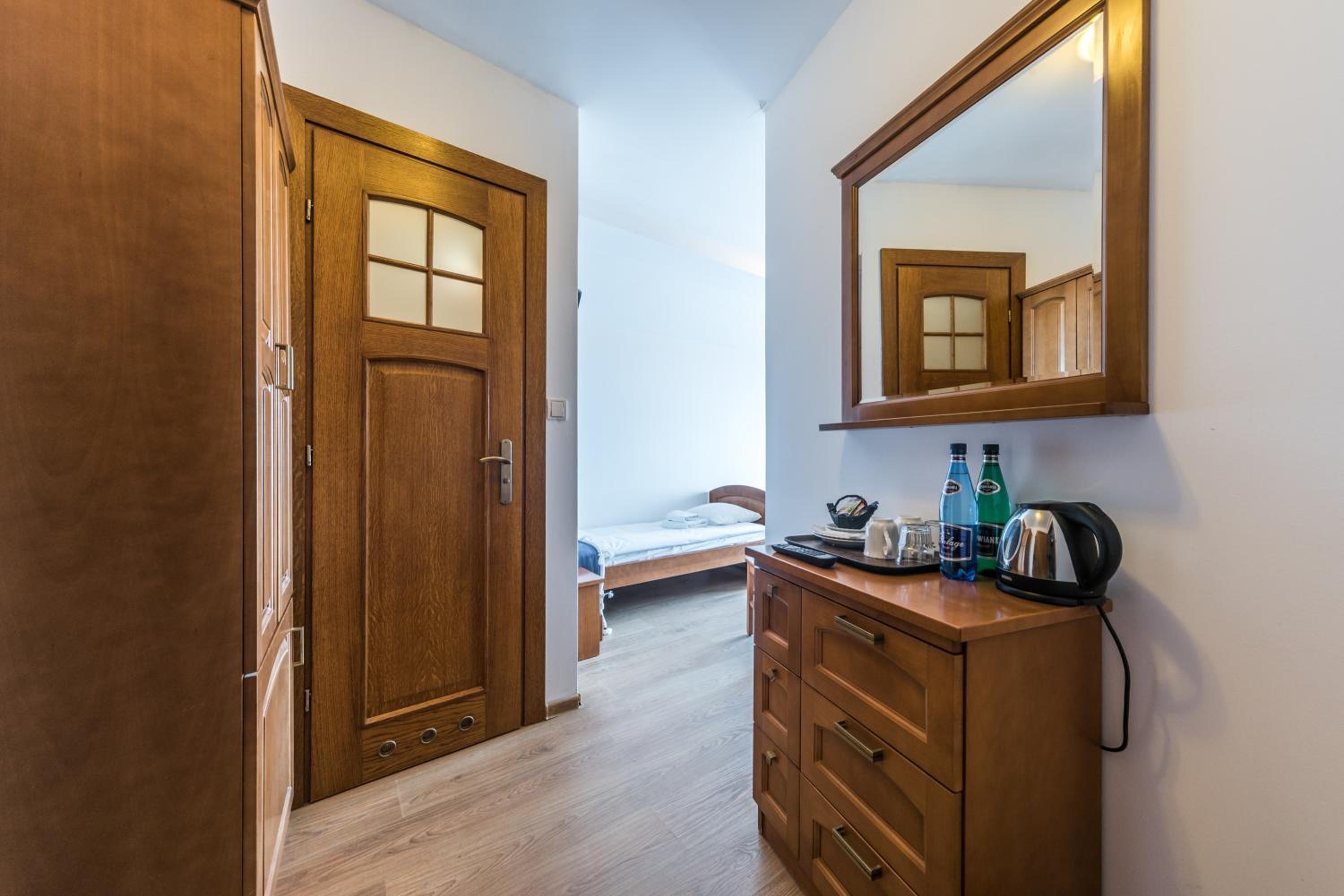 Twin Room with Balcony - Photo 4