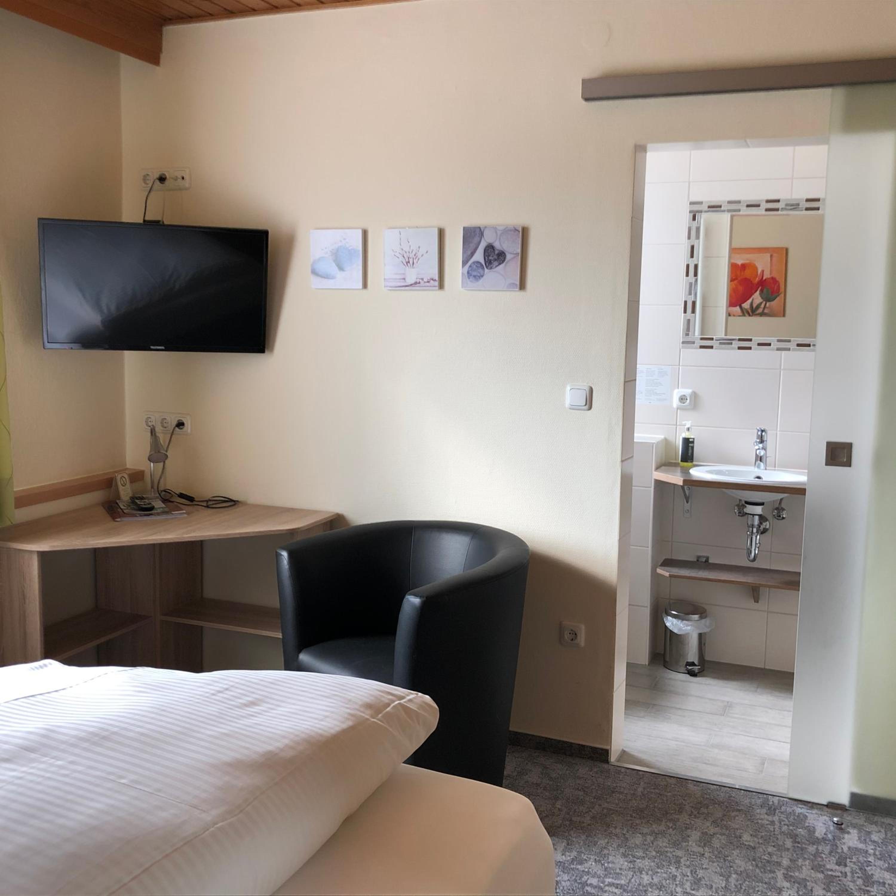 Single Room with Private Bathroom photo 1