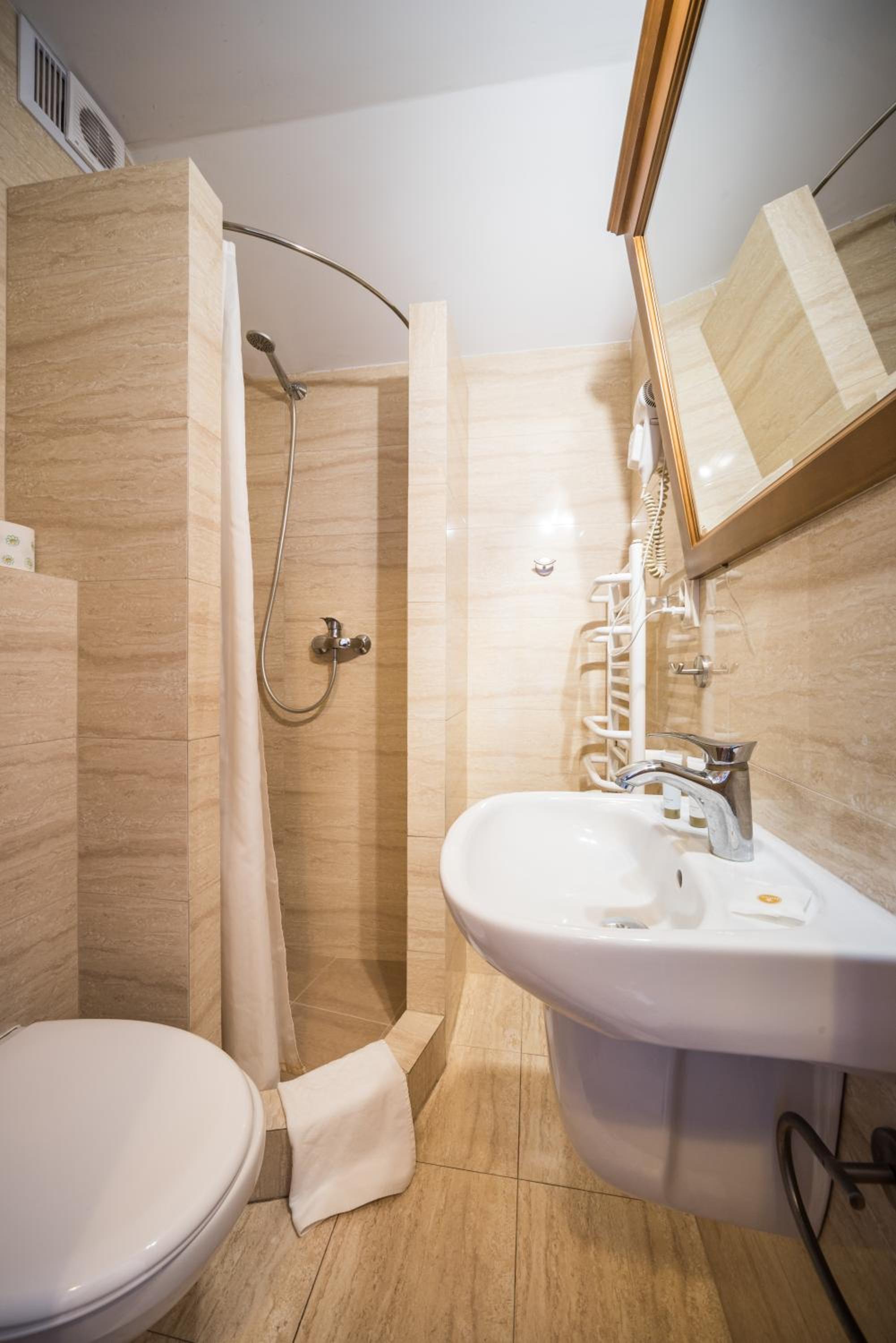 Twin Room with Balcony - Photo 6