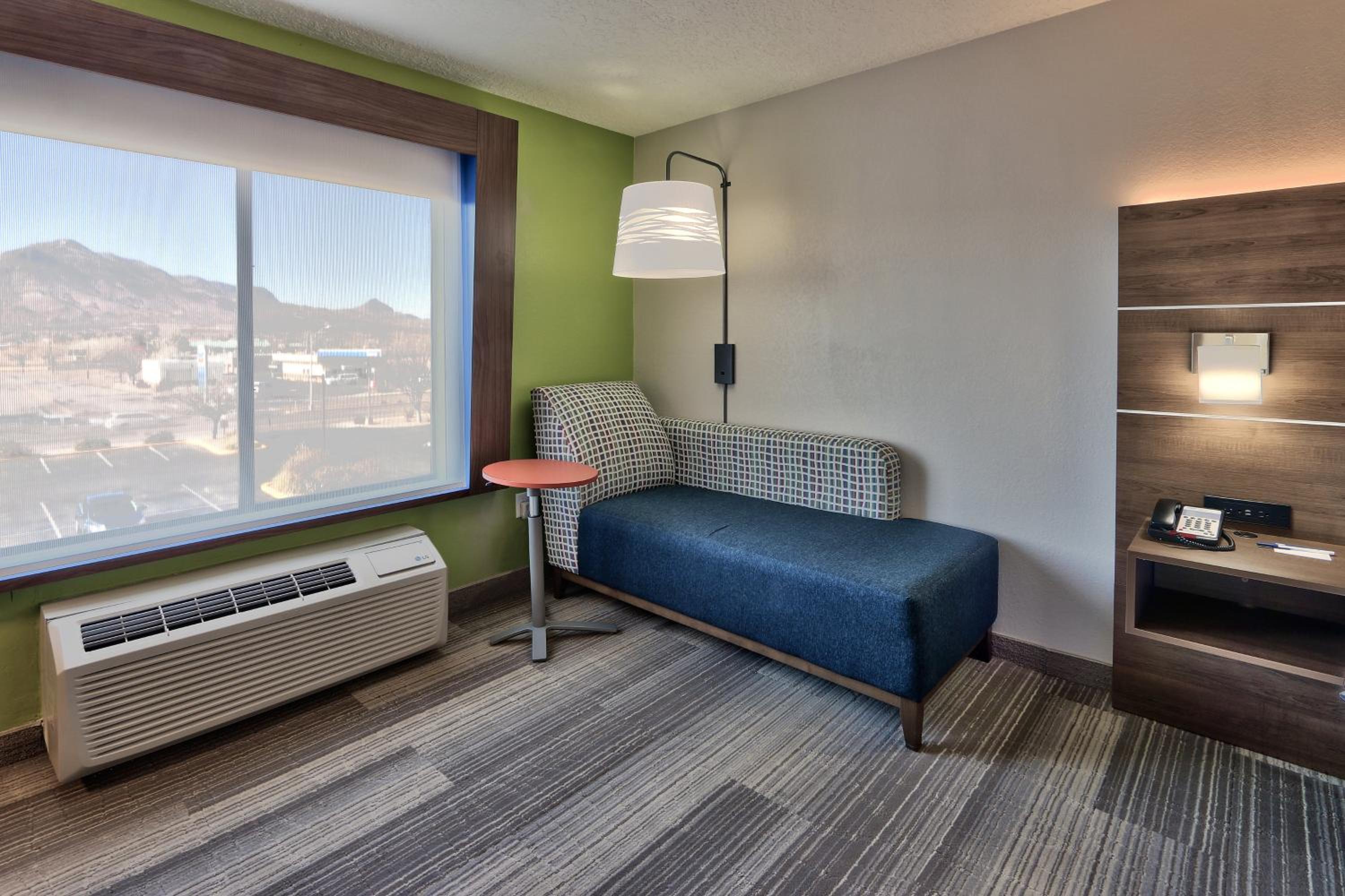 Standard King Room - Photo 4