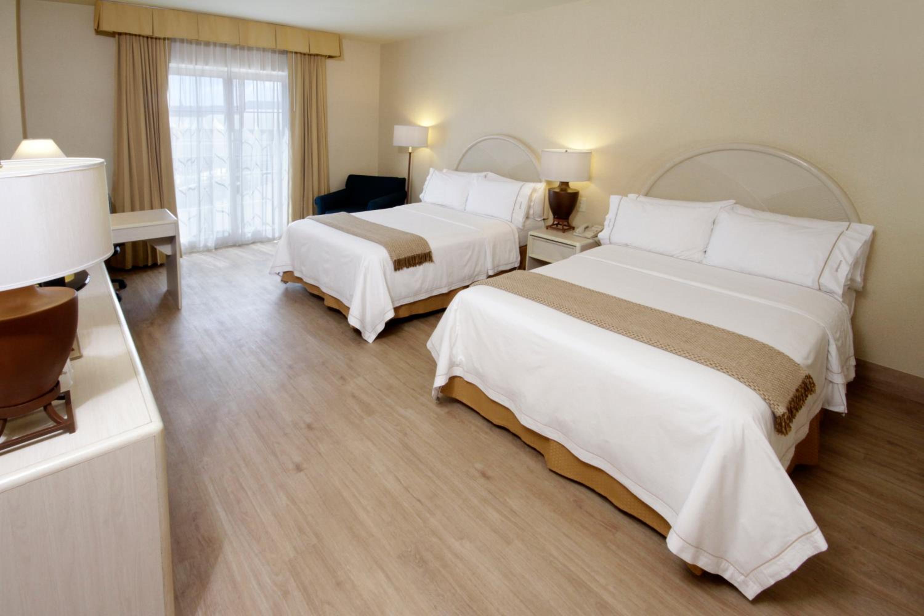 Standard Room with Two Queen Beds - Photo 3