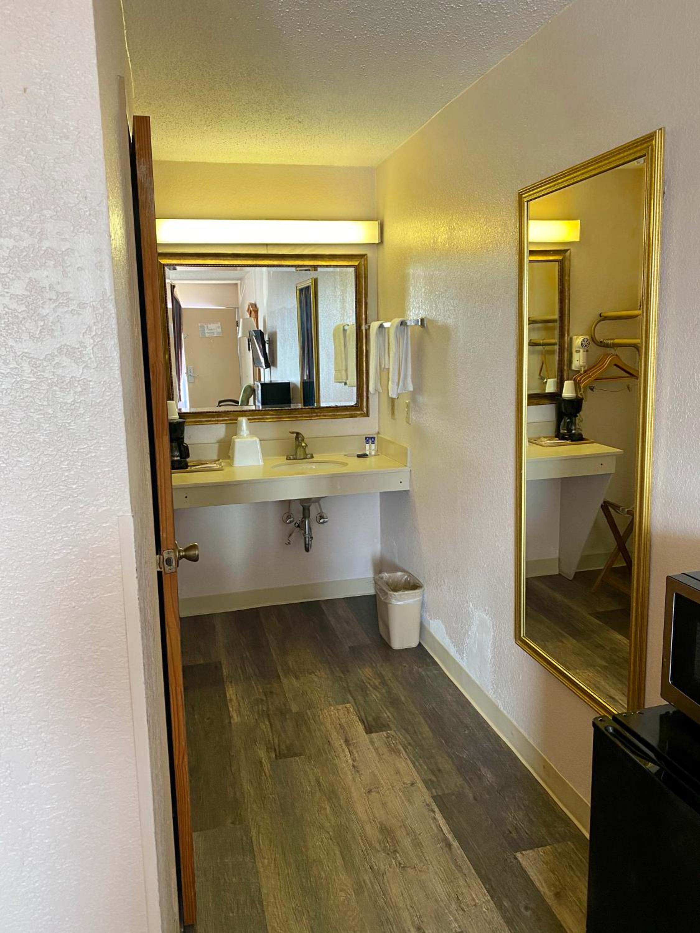 King Room - Disability Access photo 2