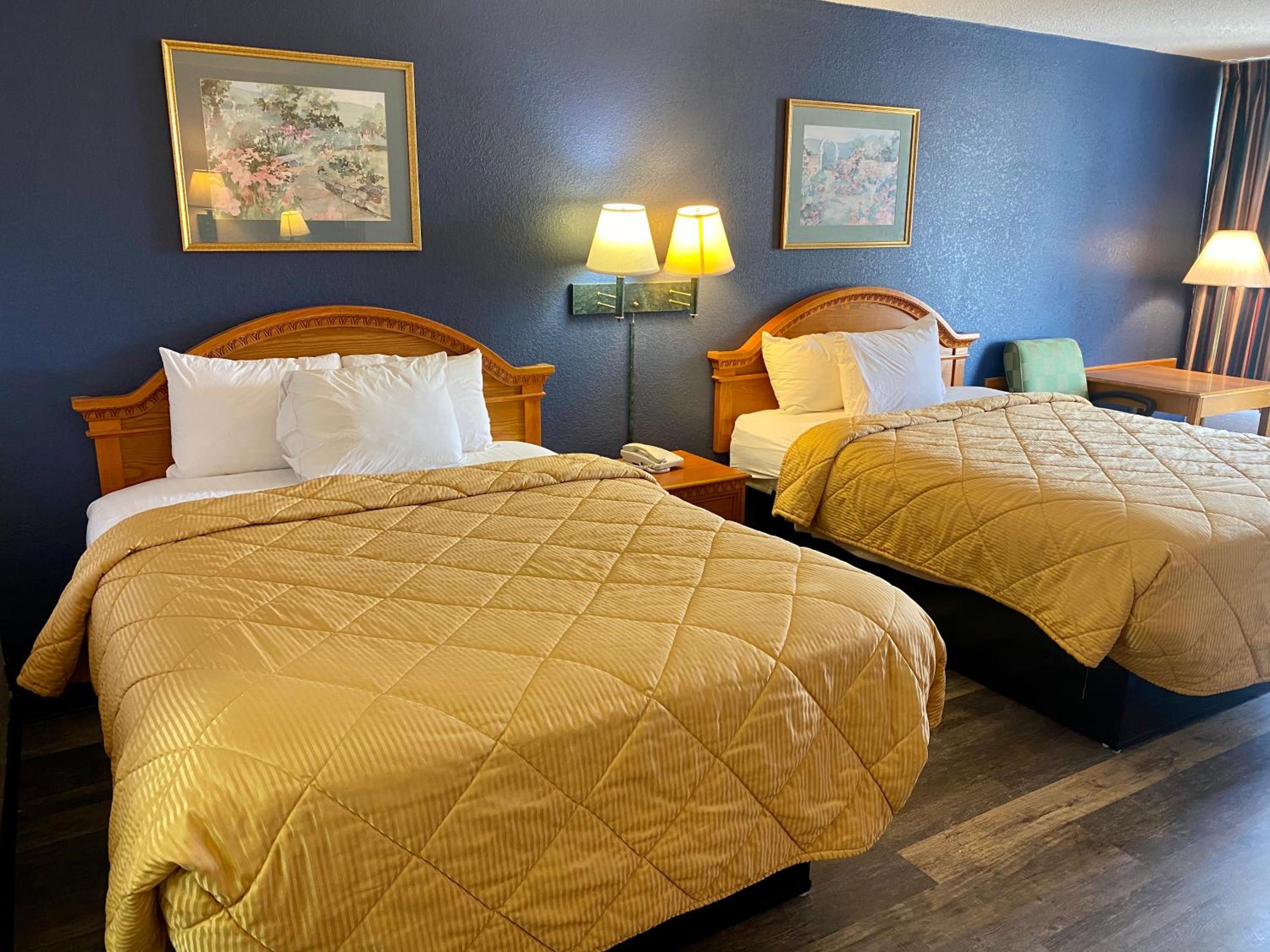Queen Room with Two Queen Beds - Non-Smoking - Photo 7