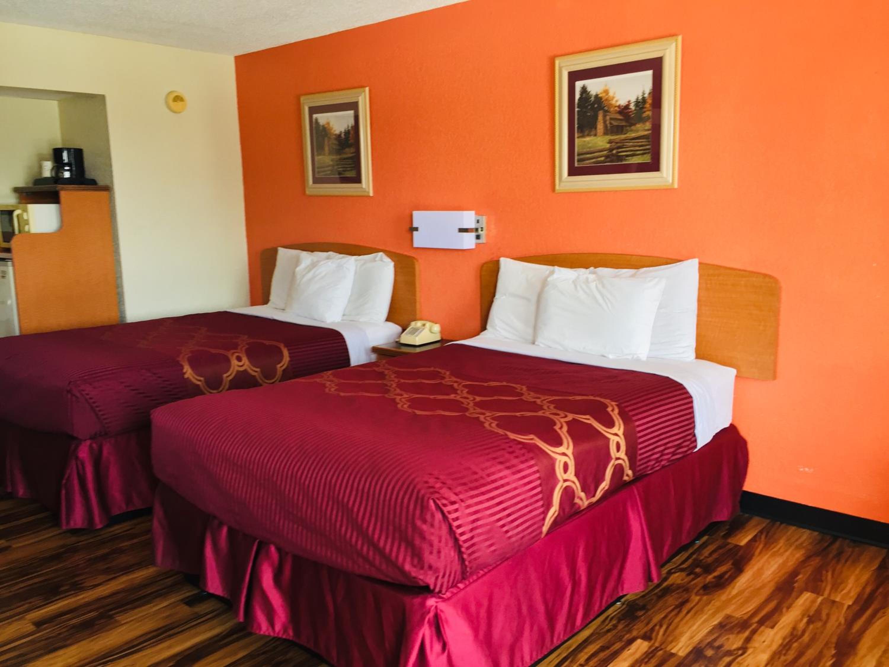 Standard Room with Two Double Beds and Jacuzzi - Non-Smoking photo 1