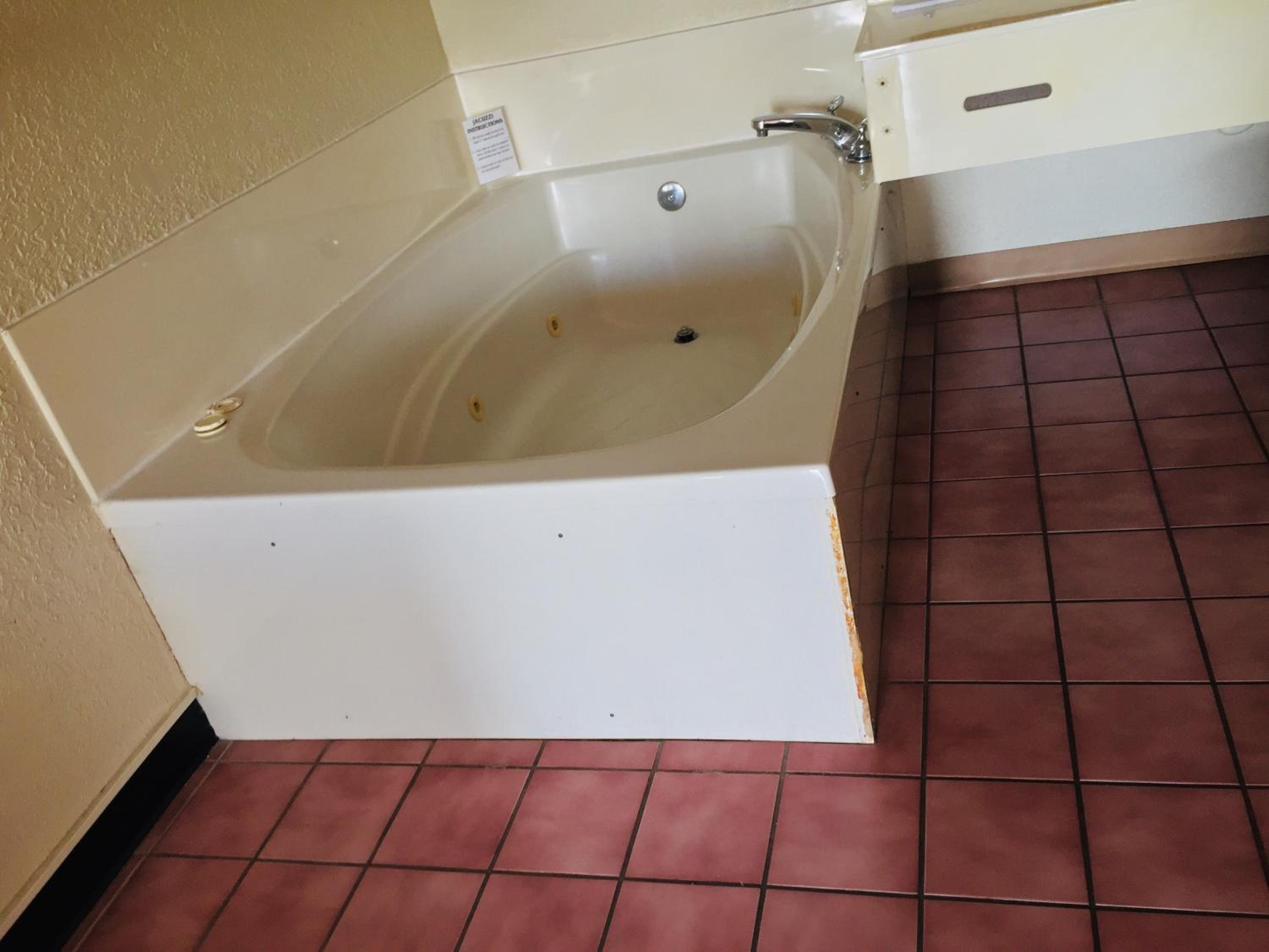 Standard Room with Two Double Beds and Jacuzzi - Non-Smoking photo 2