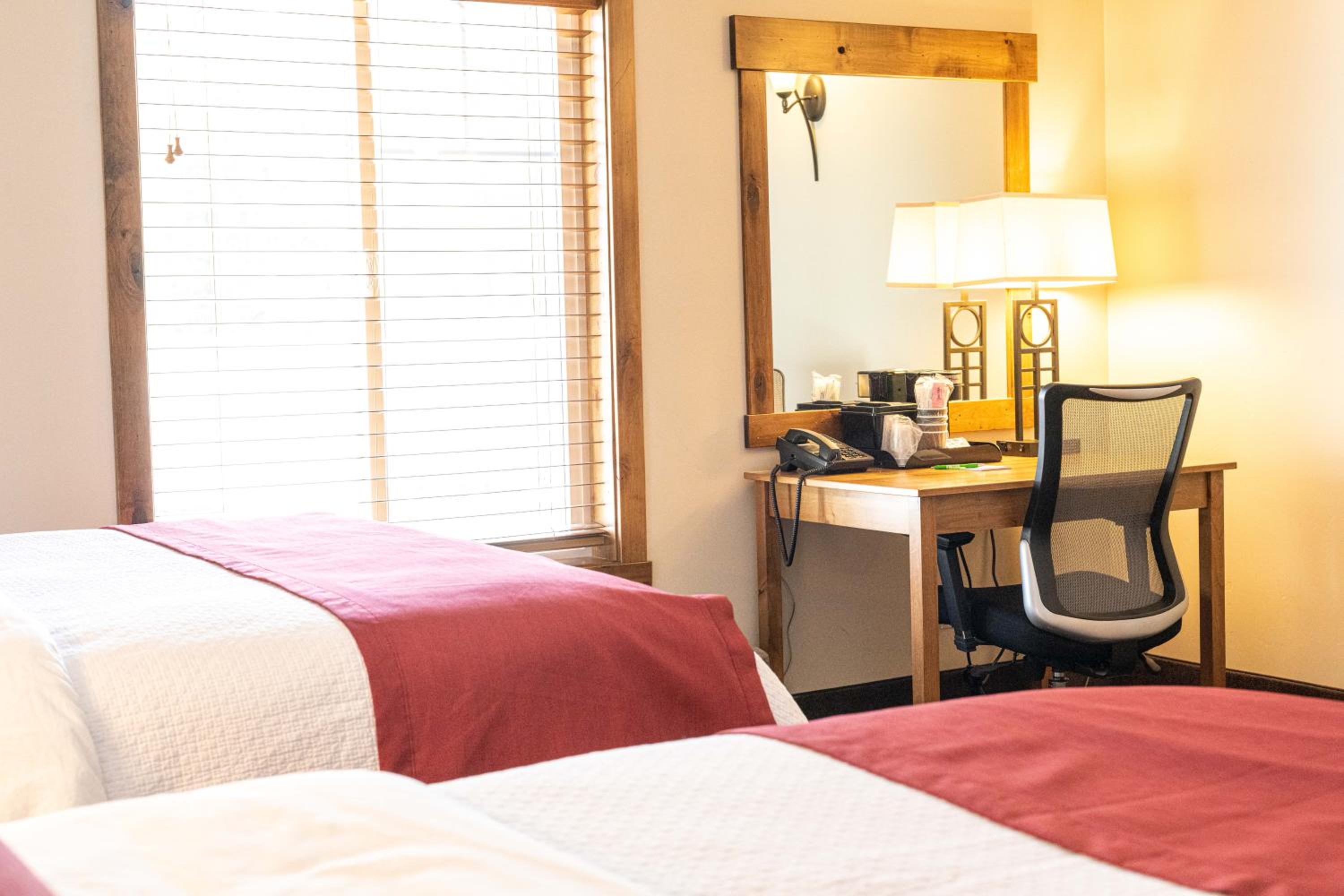 Deluxe Queen Room - Photo 8