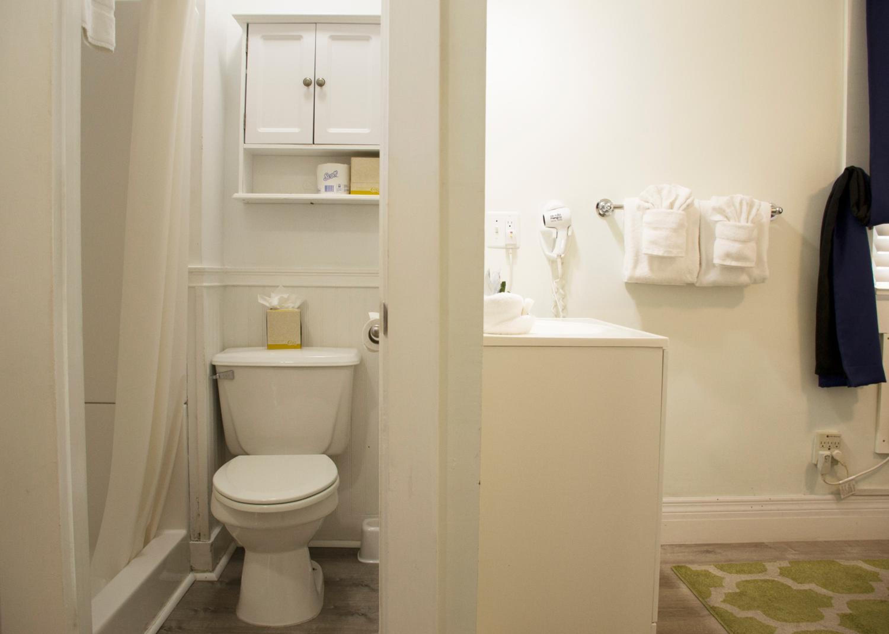 Queen Room photo 2