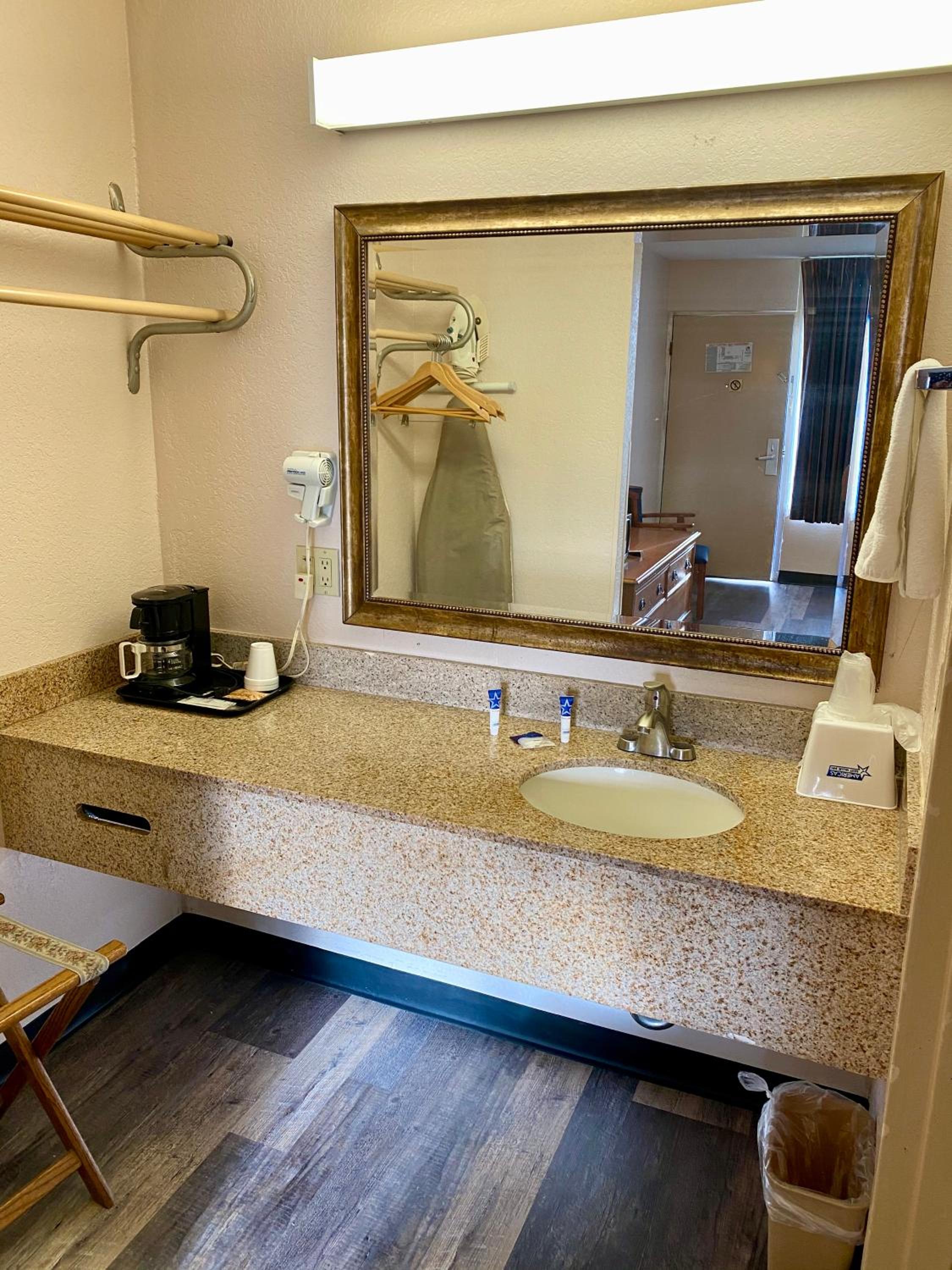 Queen Room with Two Queen Beds - Smoking - Photo 7