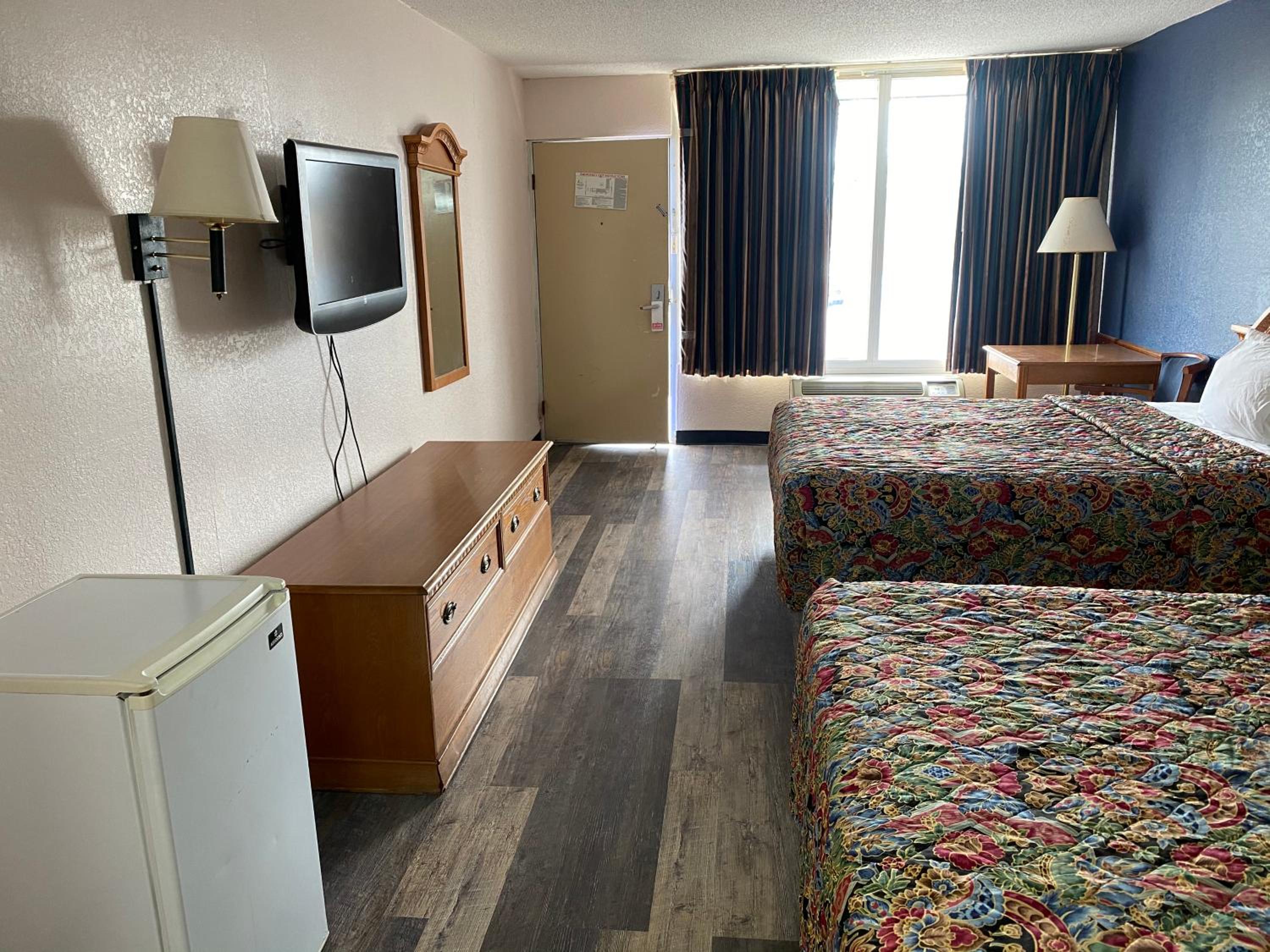 King Room - Non-Smoking - Photo 7