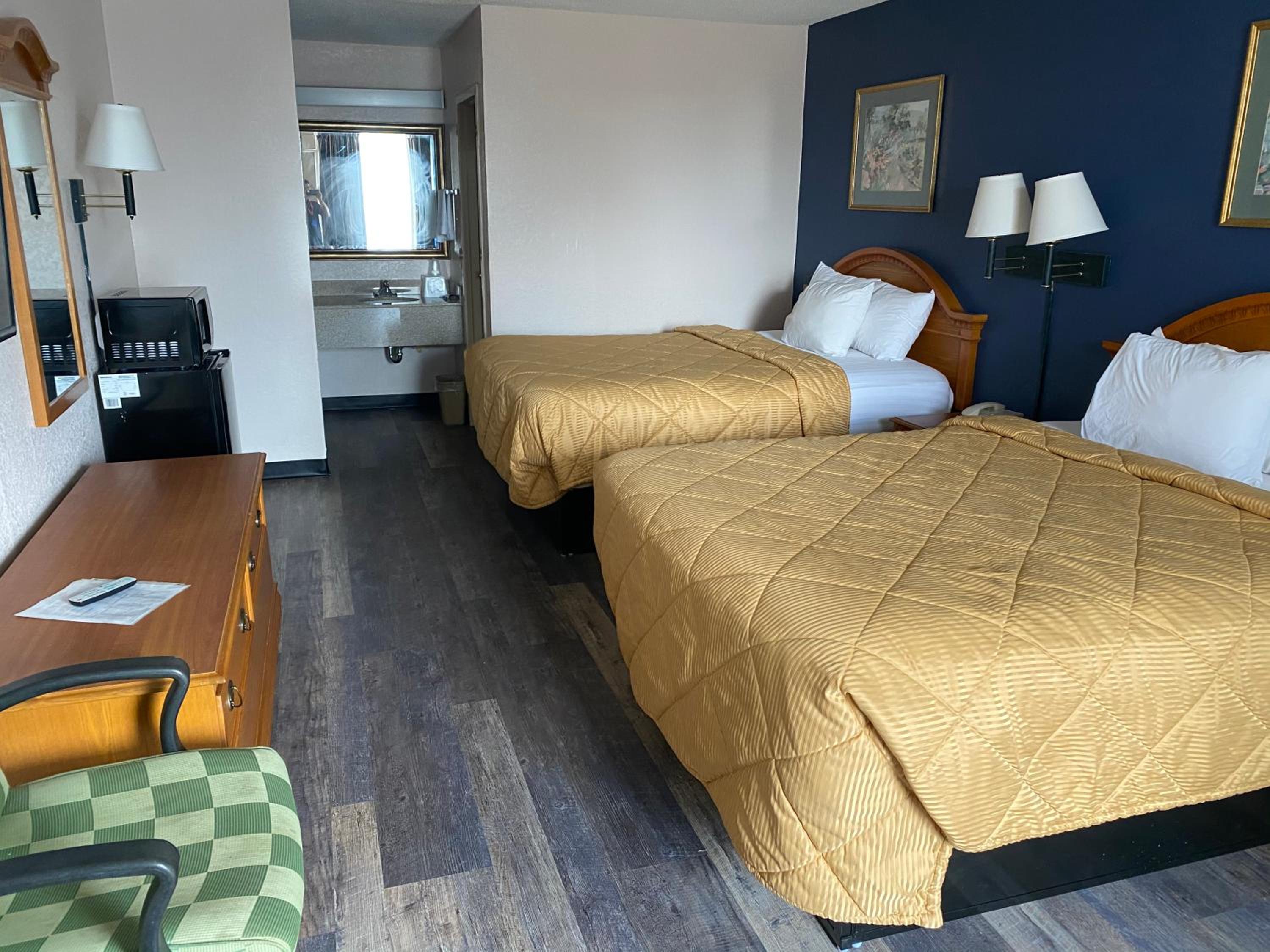 Queen Room with Two Queen Beds - Non-Smoking - Photo 6