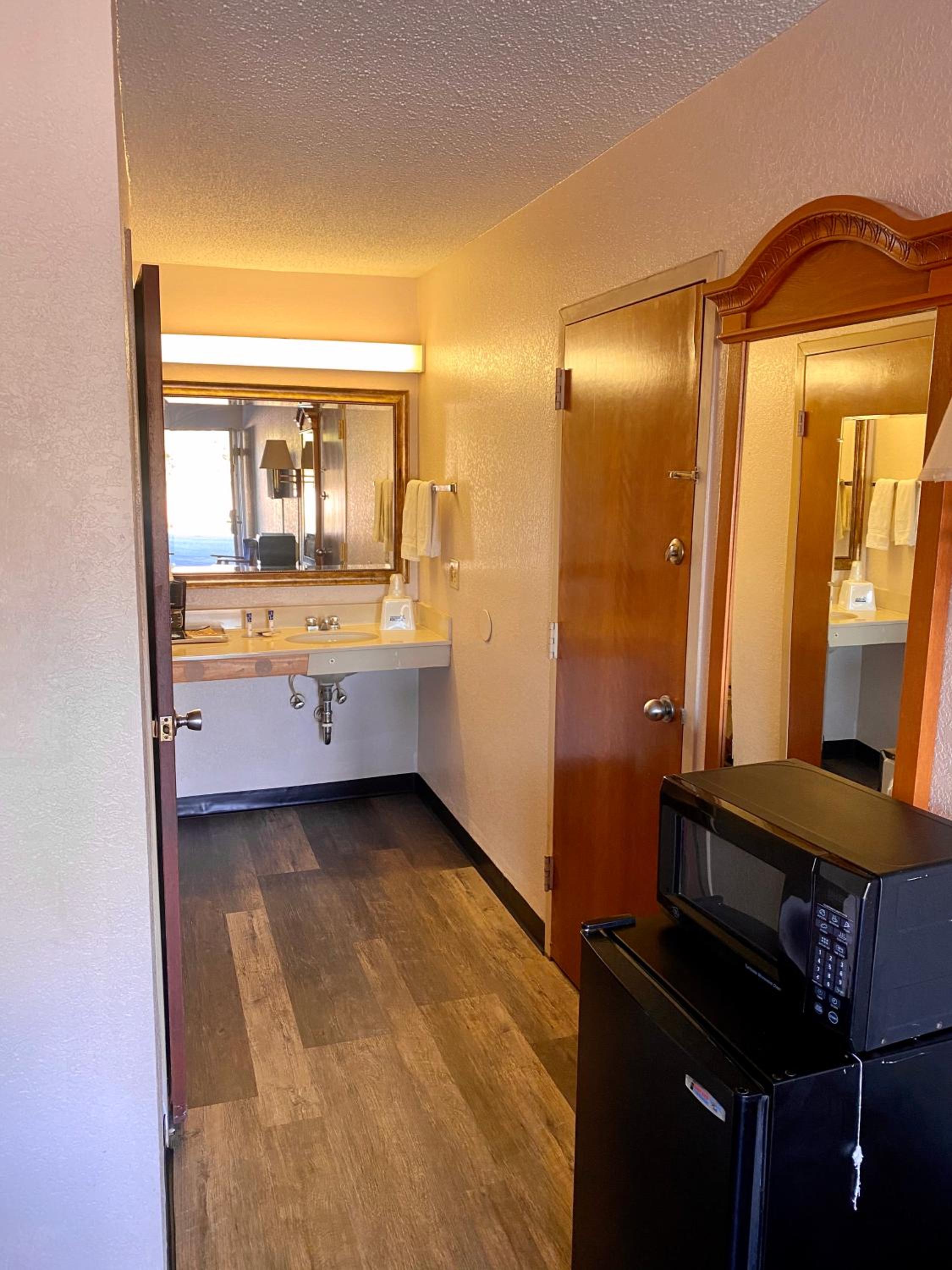 King Room - Disability Access photo 3