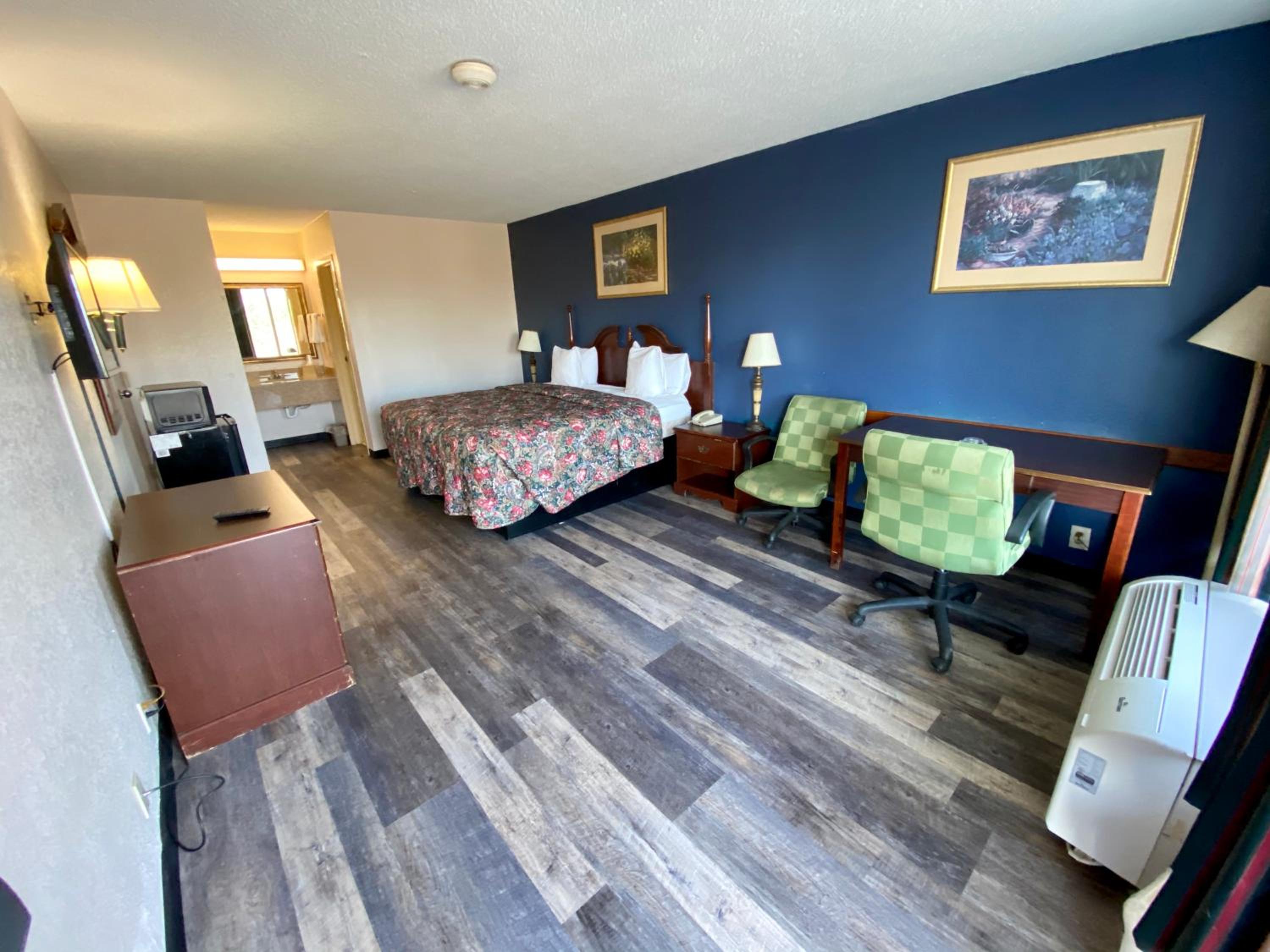 King Room - Disability Access - Non-Smoking - Photo 6
