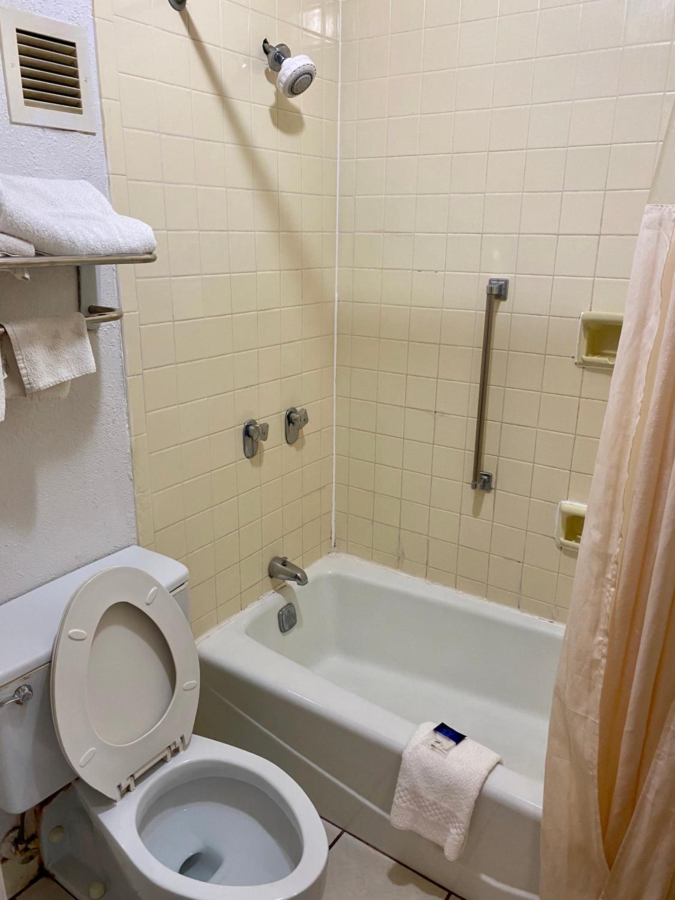 King Room - Non-Smoking - Photo 2