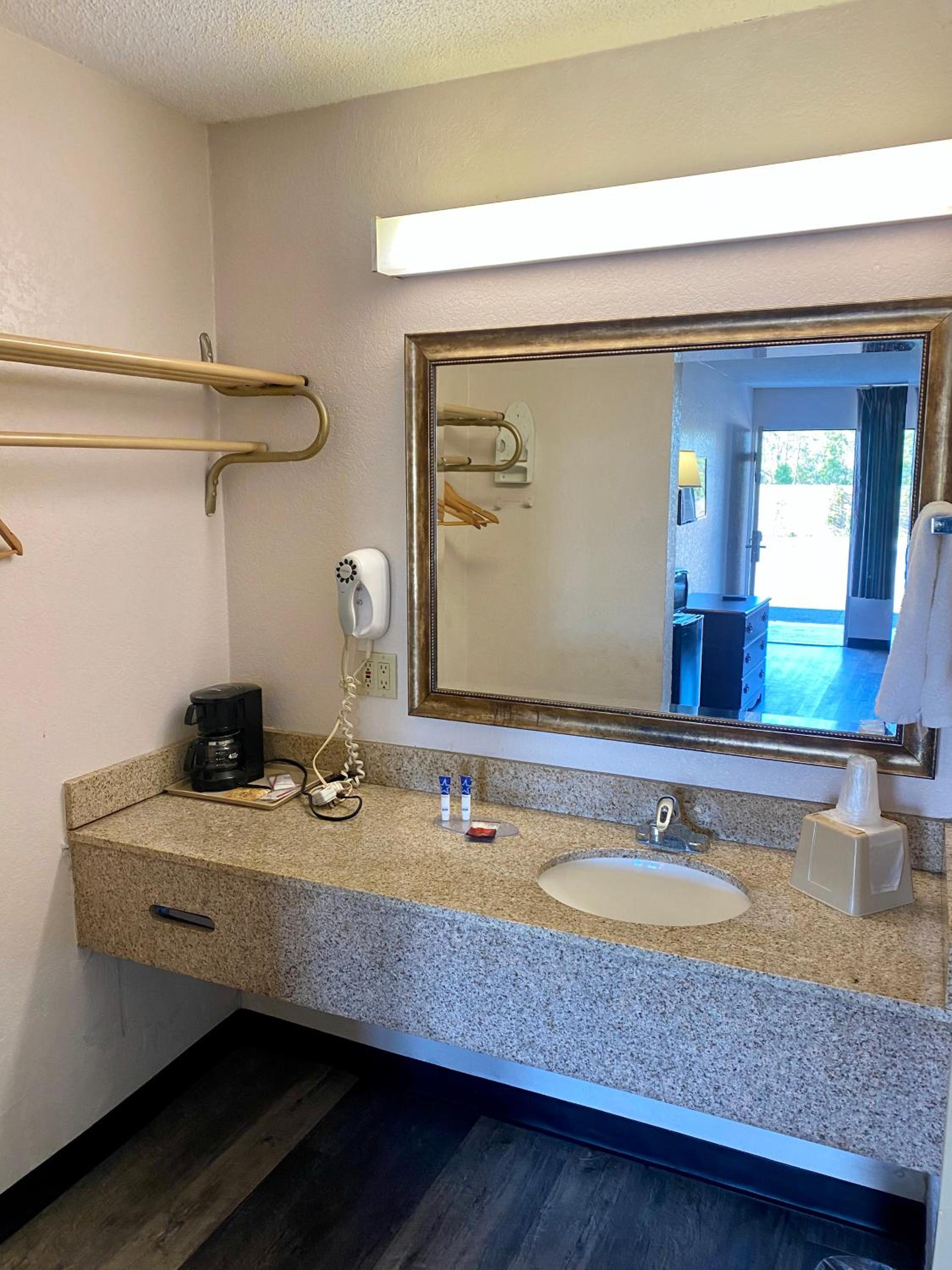 King Room - Disability Access - Non-Smoking - Photo 4