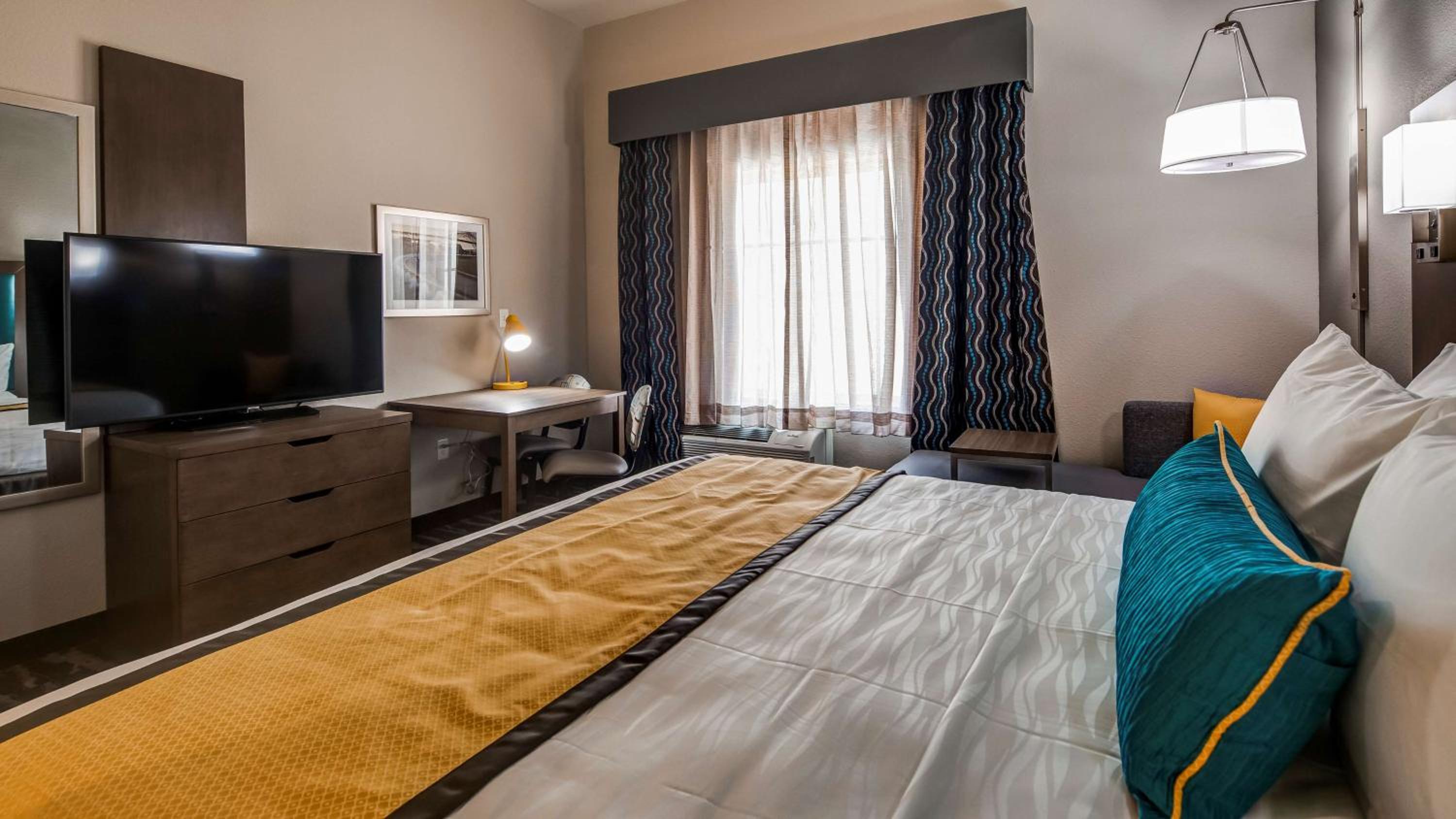 King Room with Roll-In Shower - Disability Access - Photo 4
