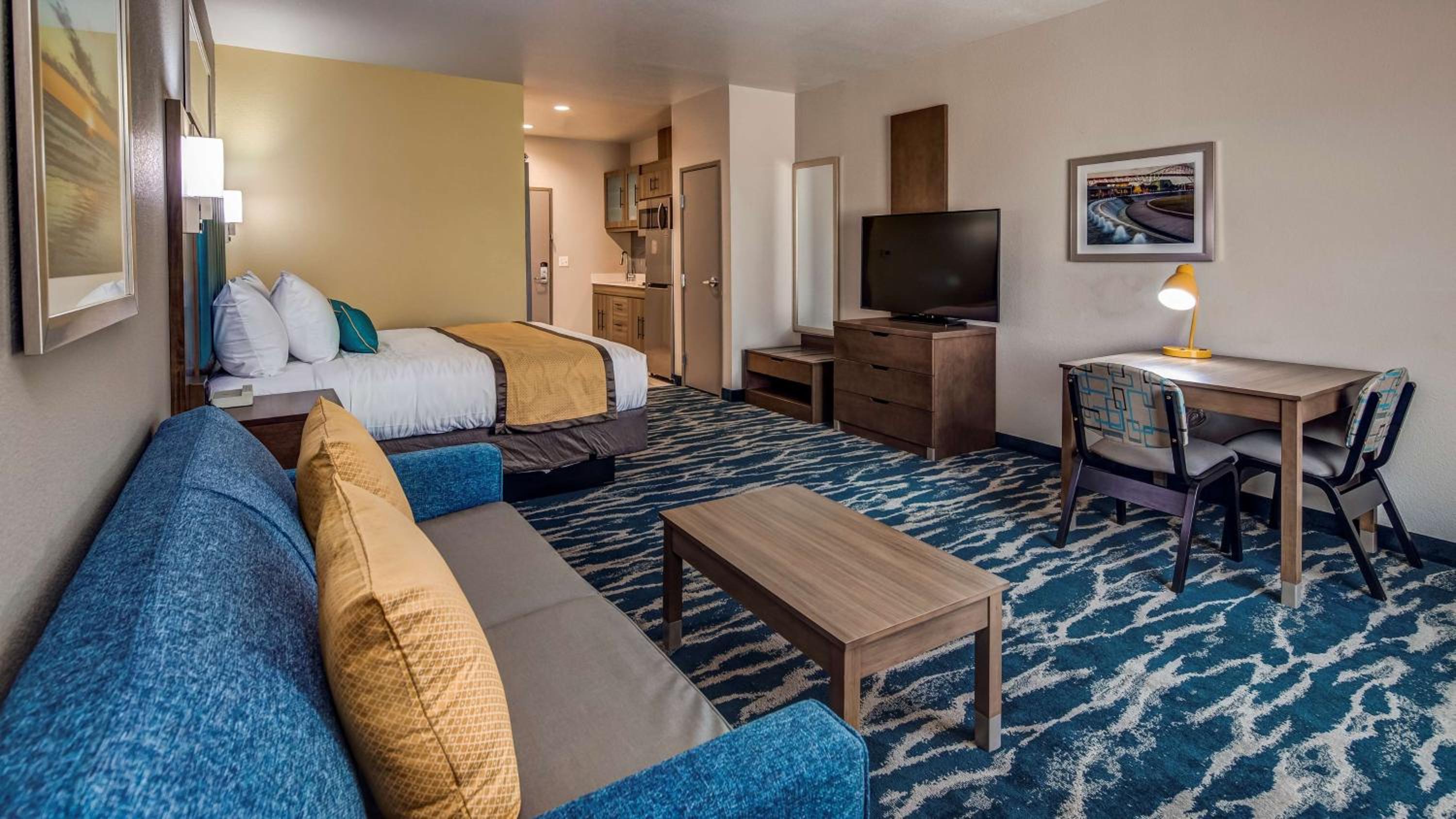 King Suite with Sofa Bed and Kitchenette - Photo 3