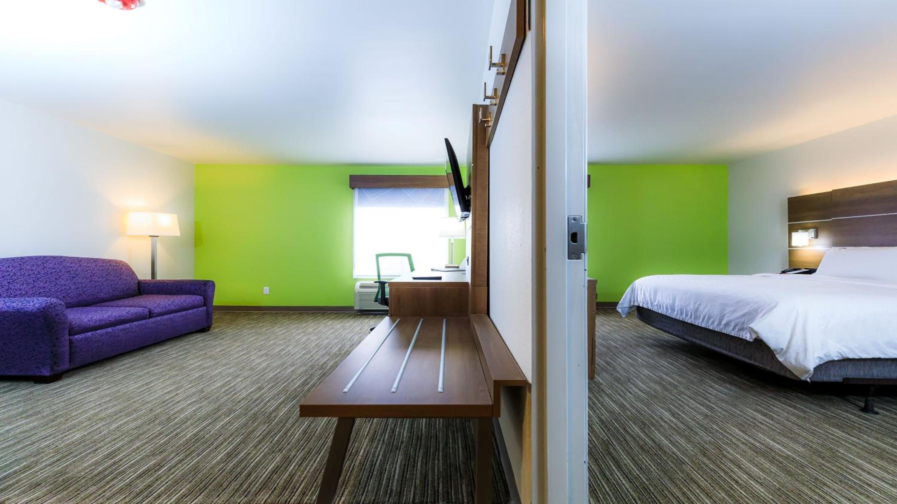 One-Bedroom Suite - Photo 2