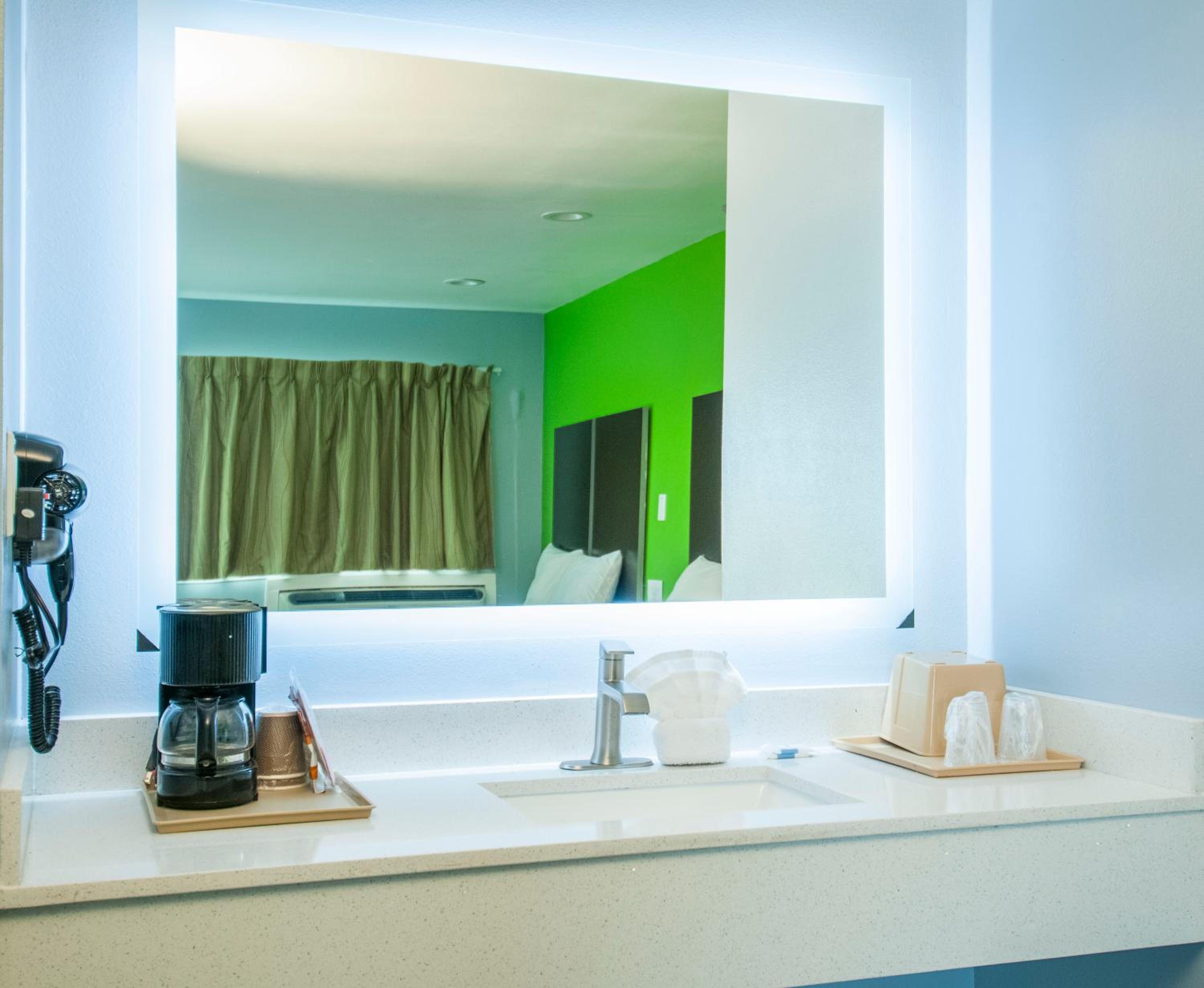 Standard King Room - Photo 4