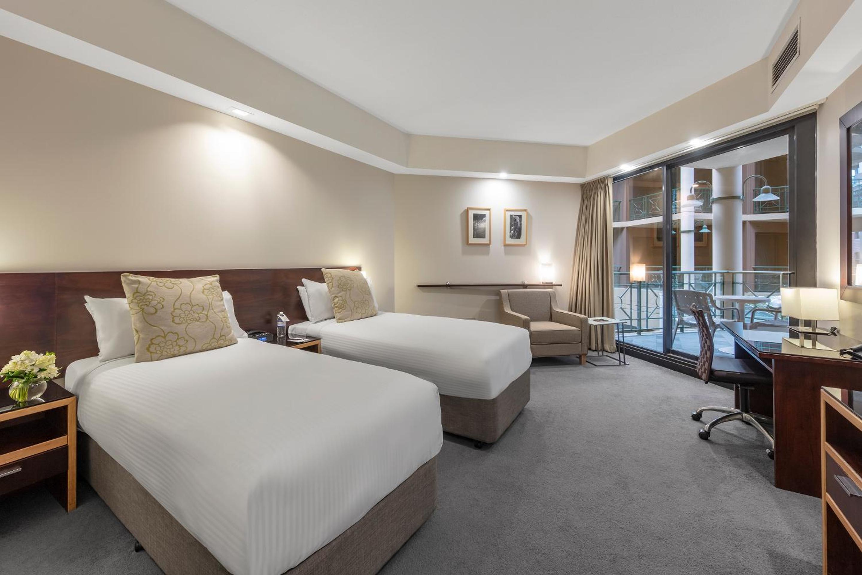 Courtyard Twin Room with Balcony - Photo 2