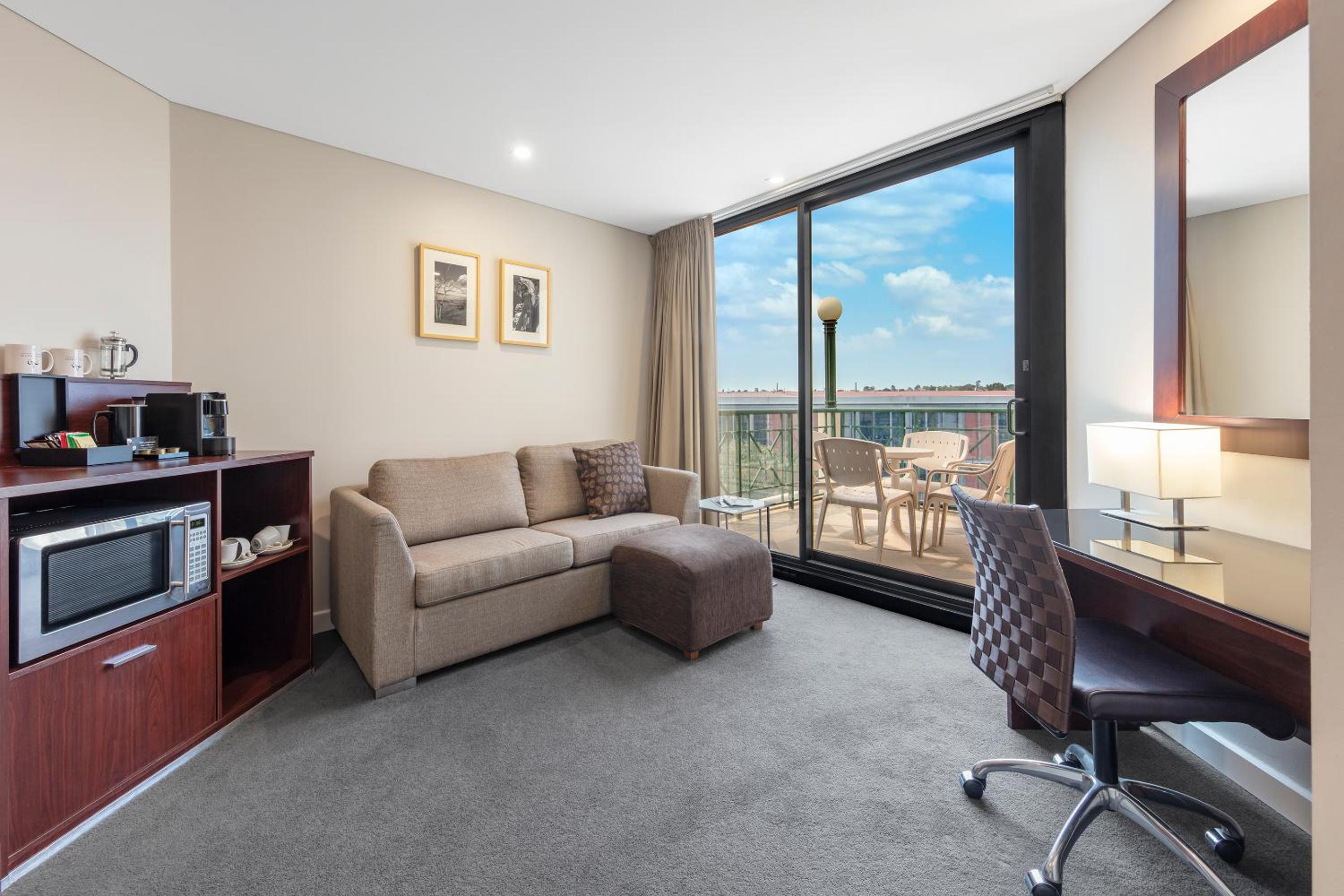 One Bedroom Loft Apartment with Balcony - Photo 4