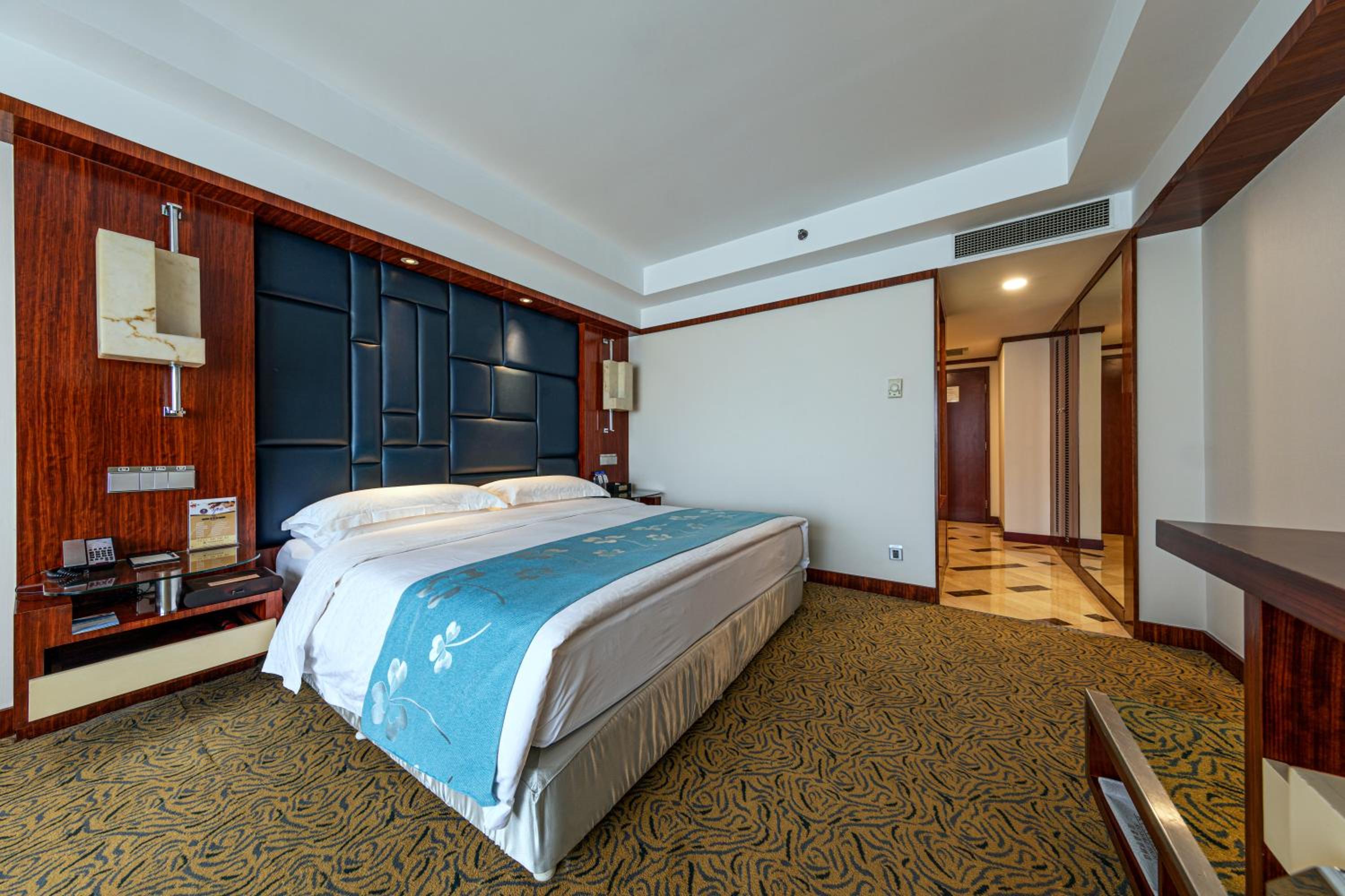Deluxe King Room photo 1