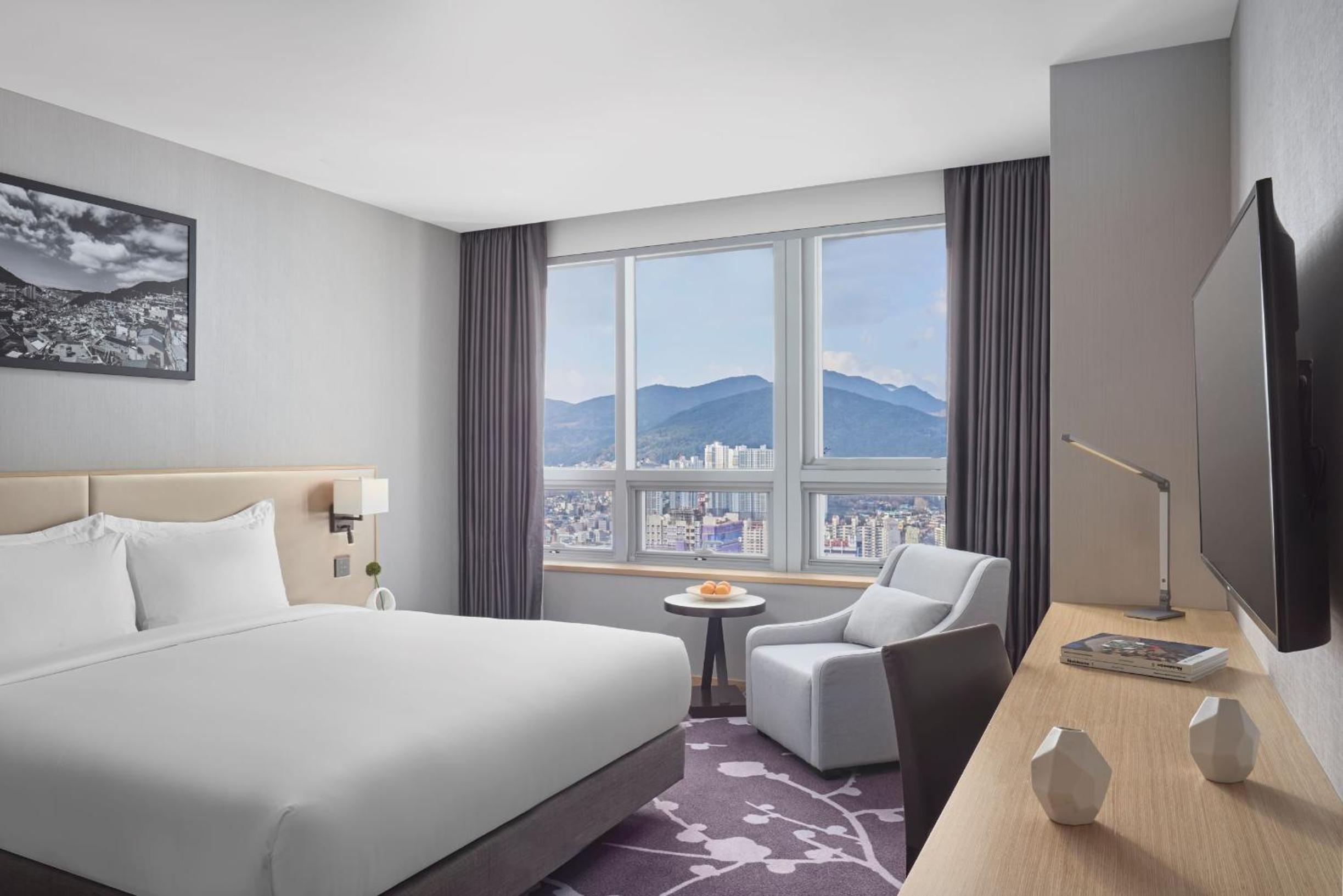 Deluxe King Room with City View - Photo 2