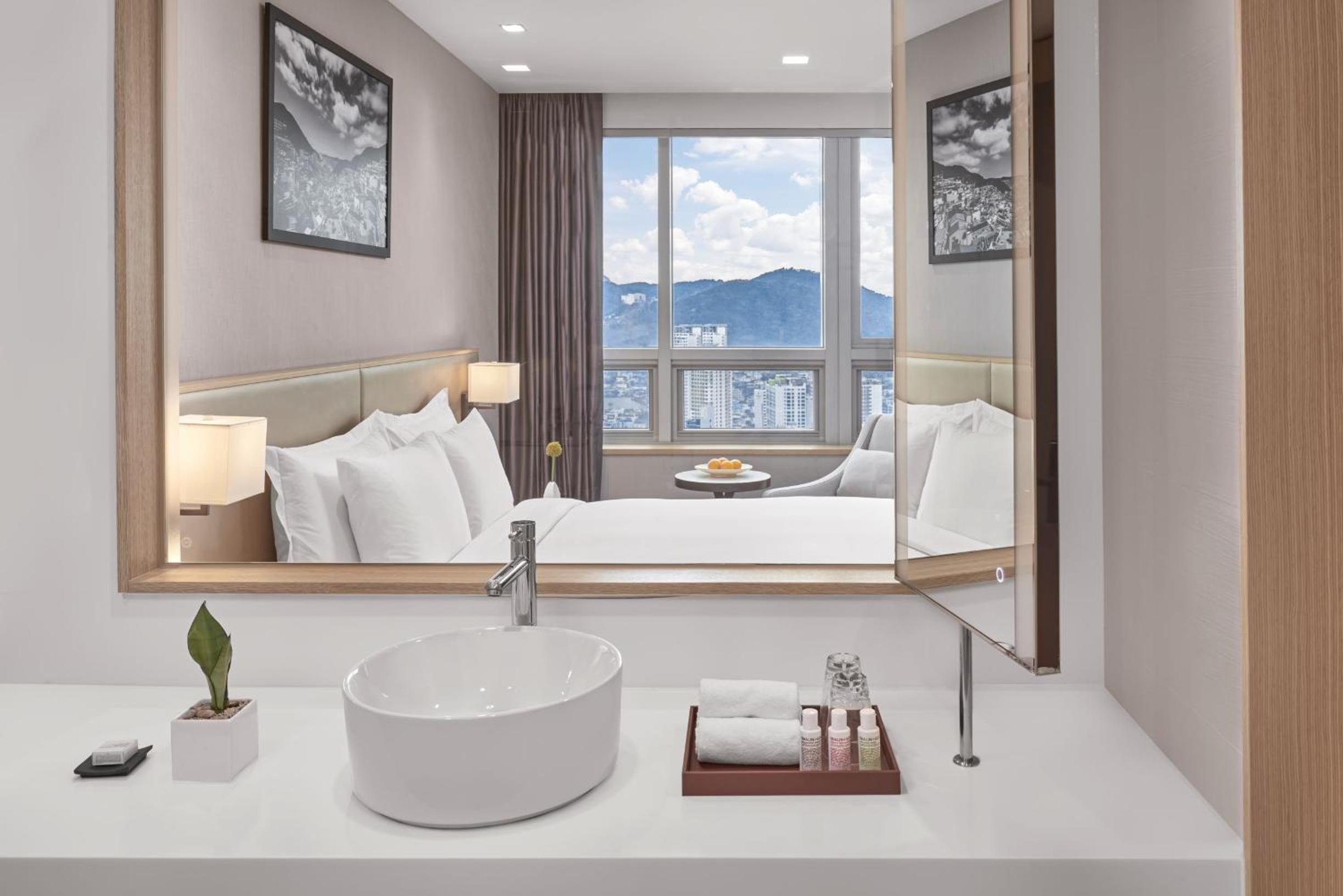 Deluxe King Room with City View - Photo 4