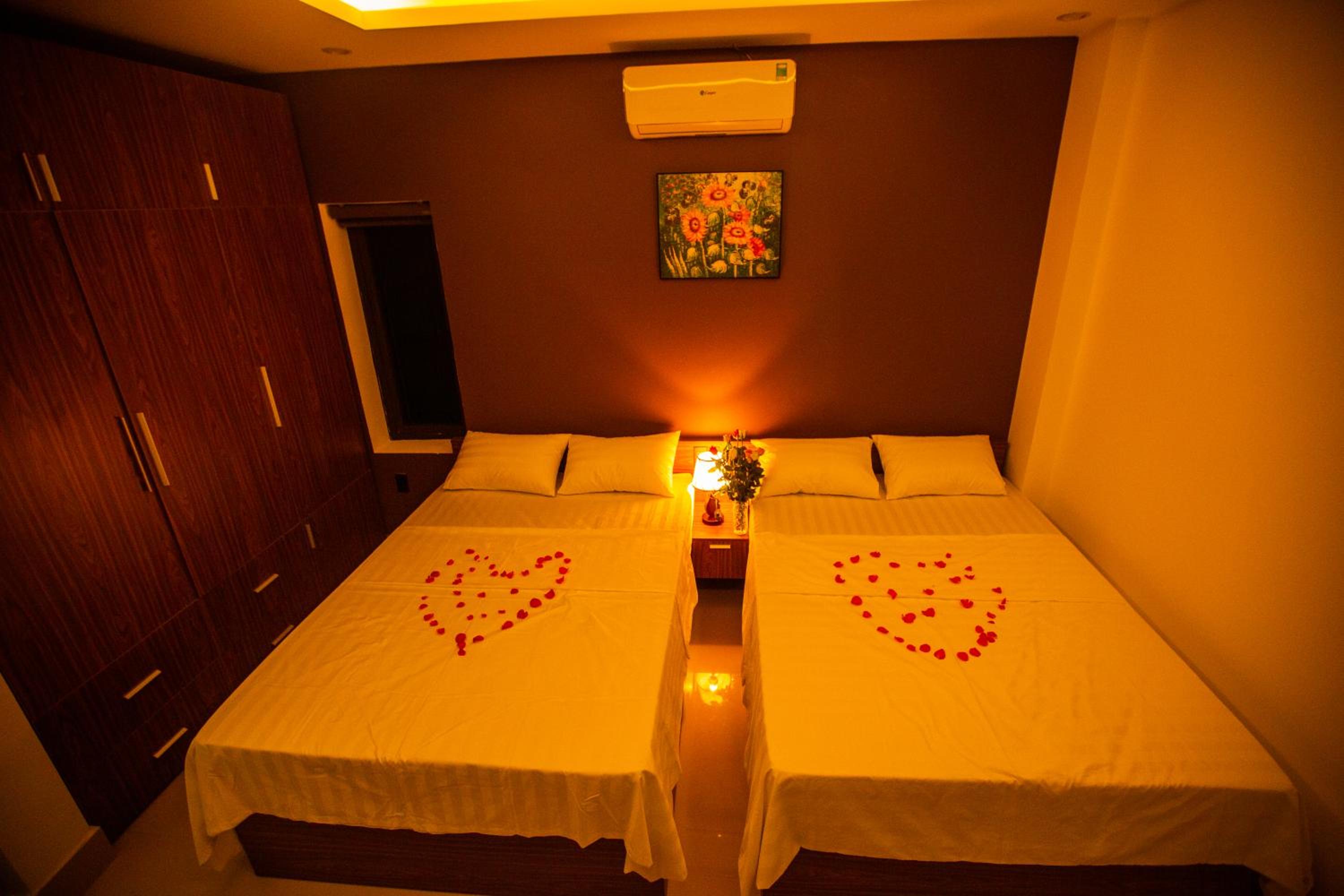 Standard Queen Room with Two Queen Beds photo 2