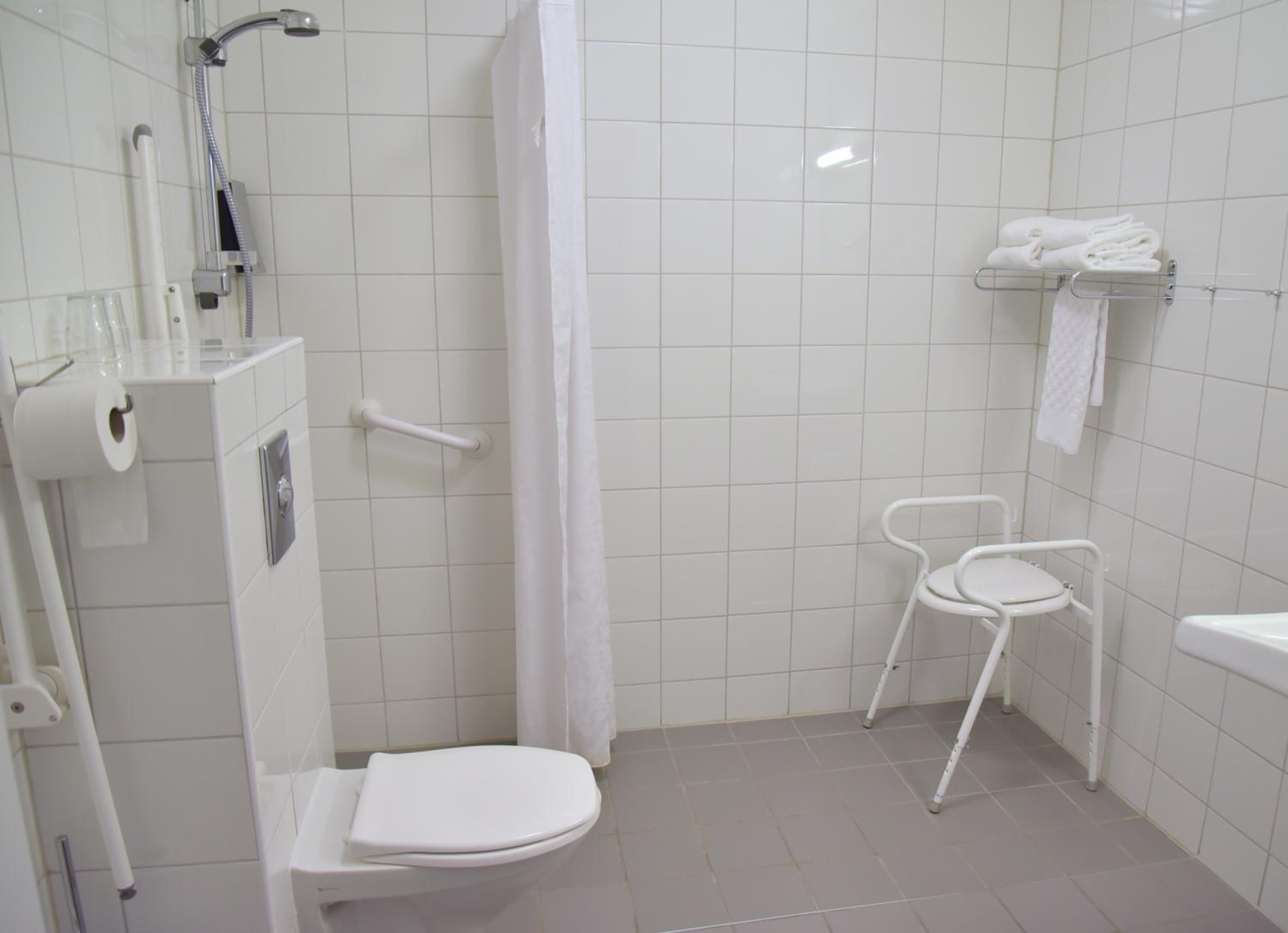 Twin Room - Disability Access - Photo 3