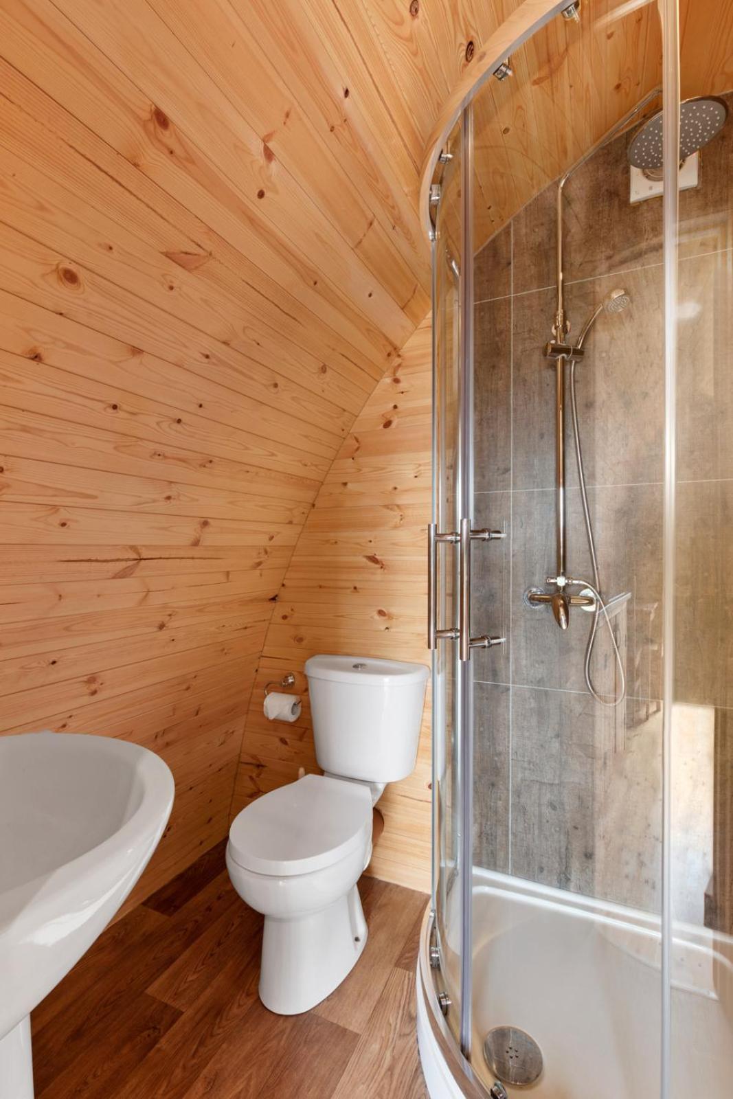 Double Room with Hot Tub - Photo 10