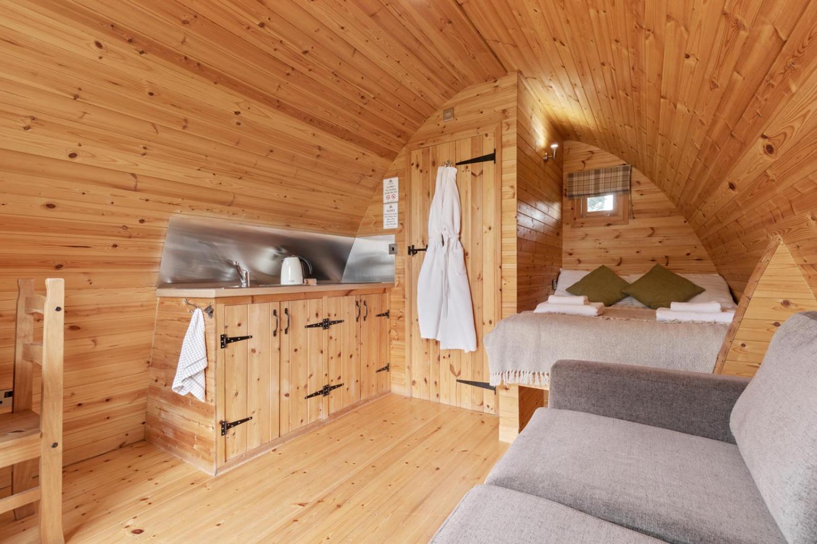 Double Room with Hot Tub - Photo 7