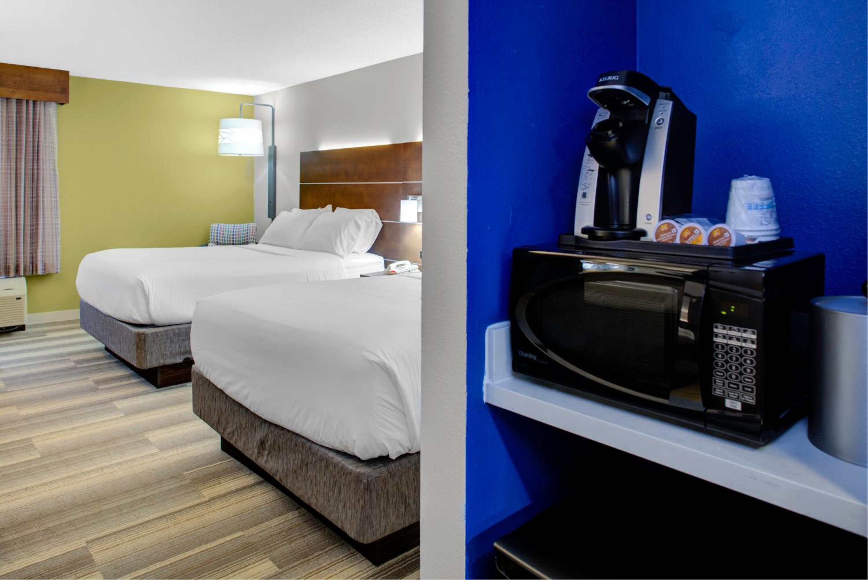 Standard Room with Two Queen Beds - Photo 3