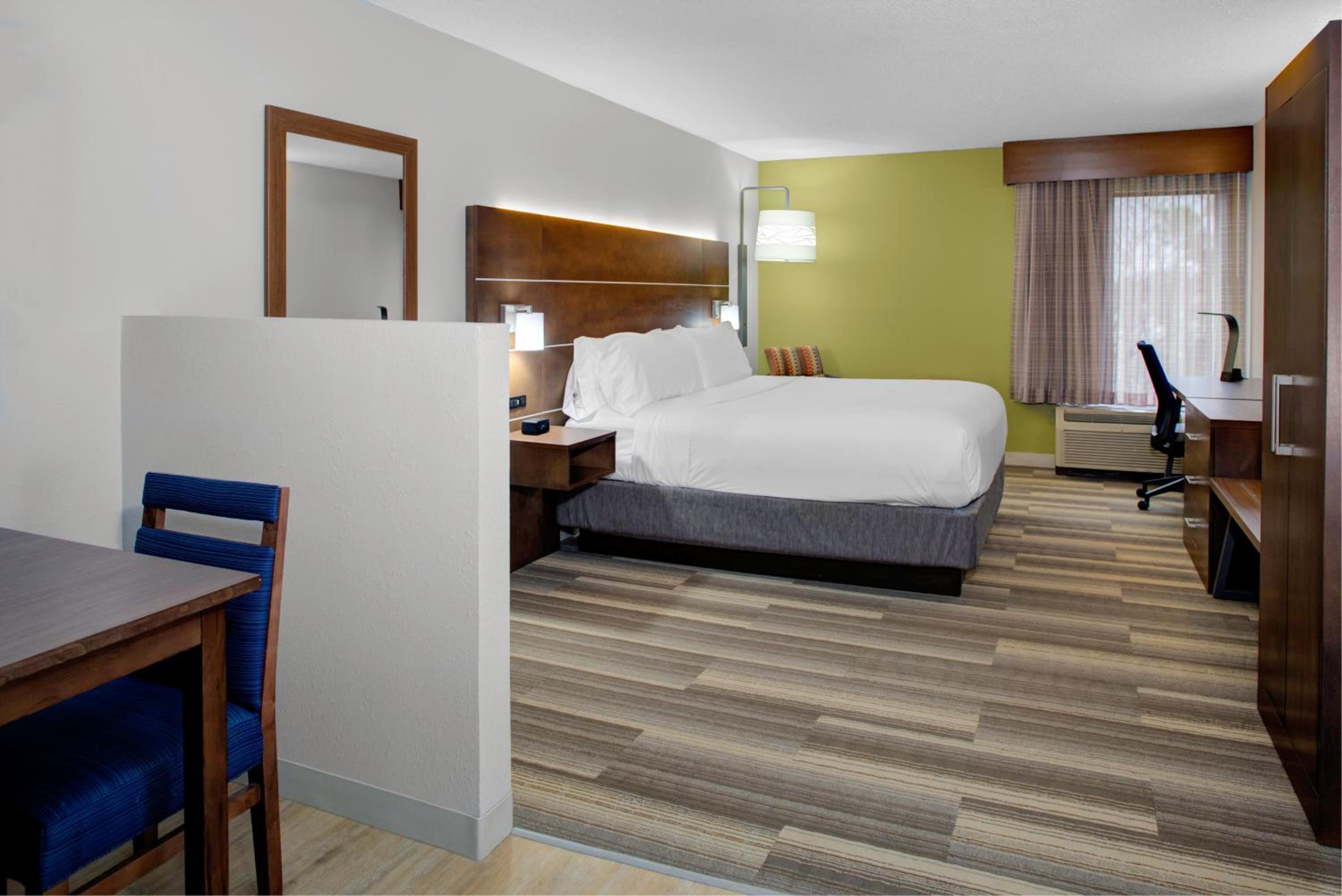 King Suite with Sofa Bed - Photo 4