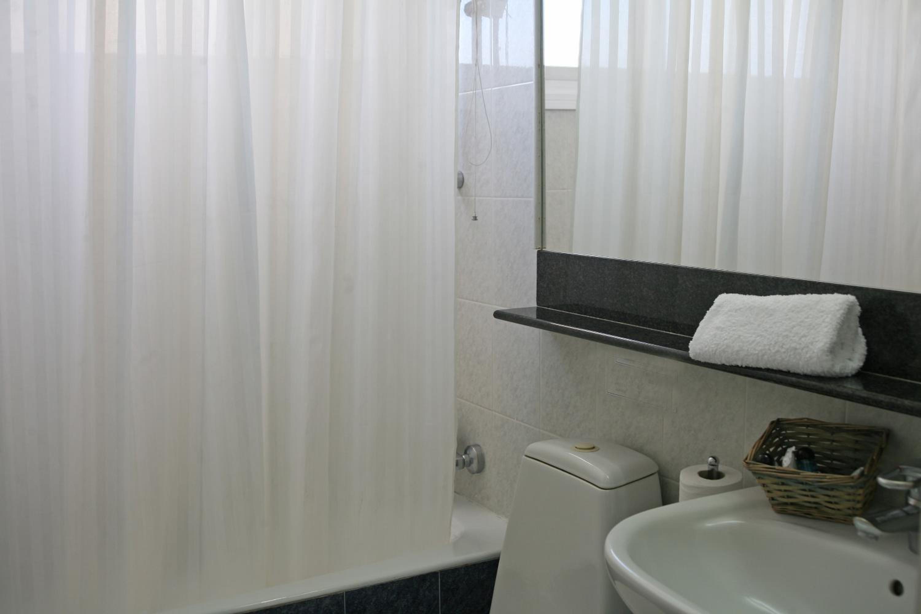 Ein-Zimmer-Apartment mit seitlichem Meerblick