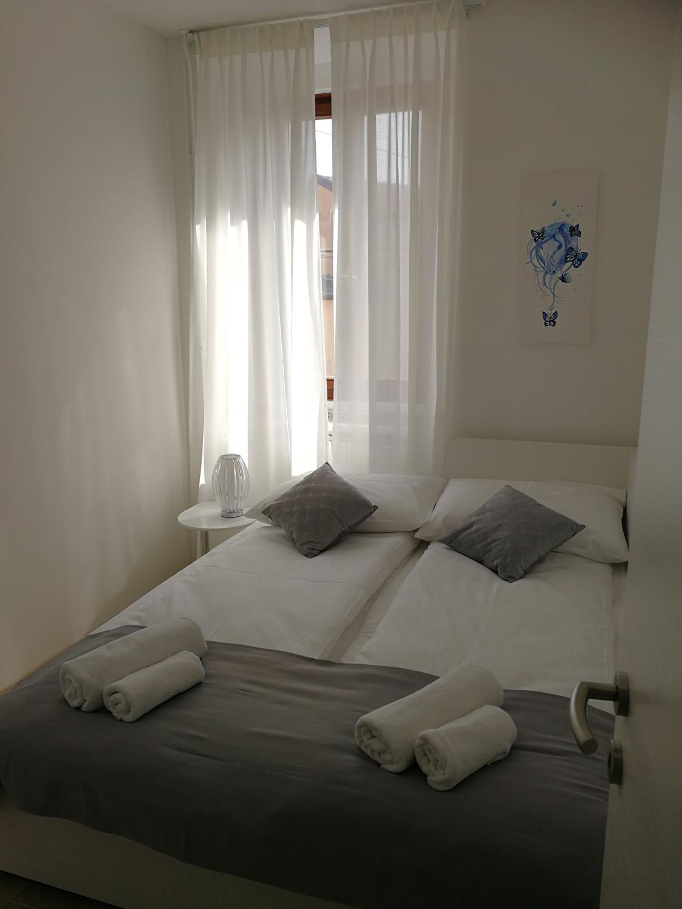 Apartment with Balcony - Photo 5