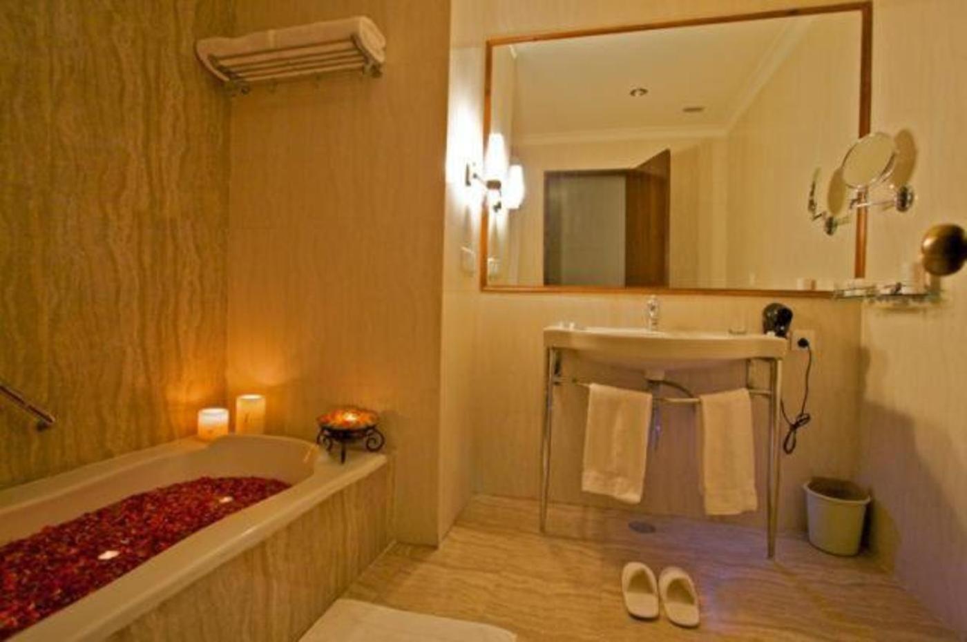Deluxe Double or Twin Room - Photo 5
