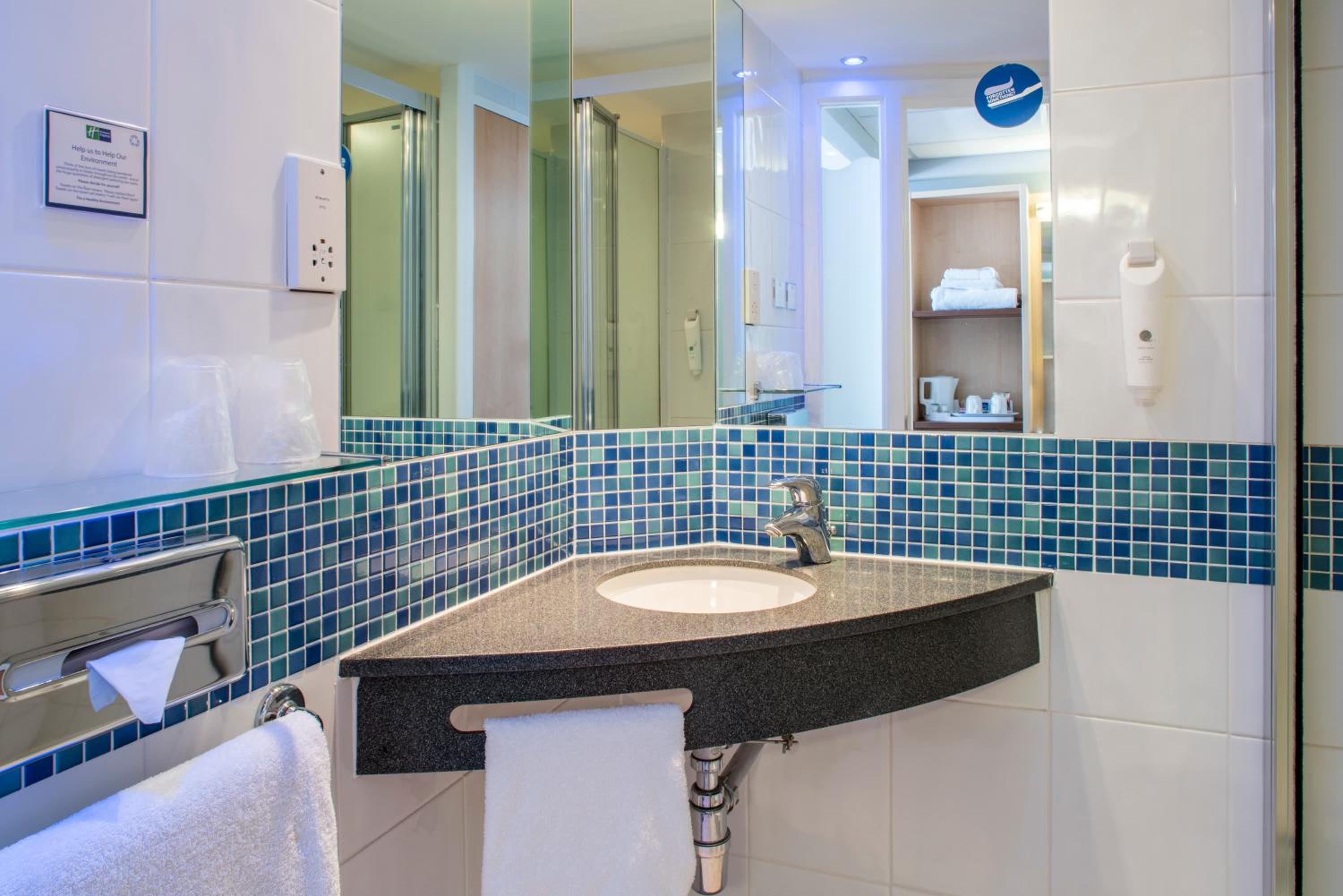 Standard Room with Free Hot Breakfast - Photo 2