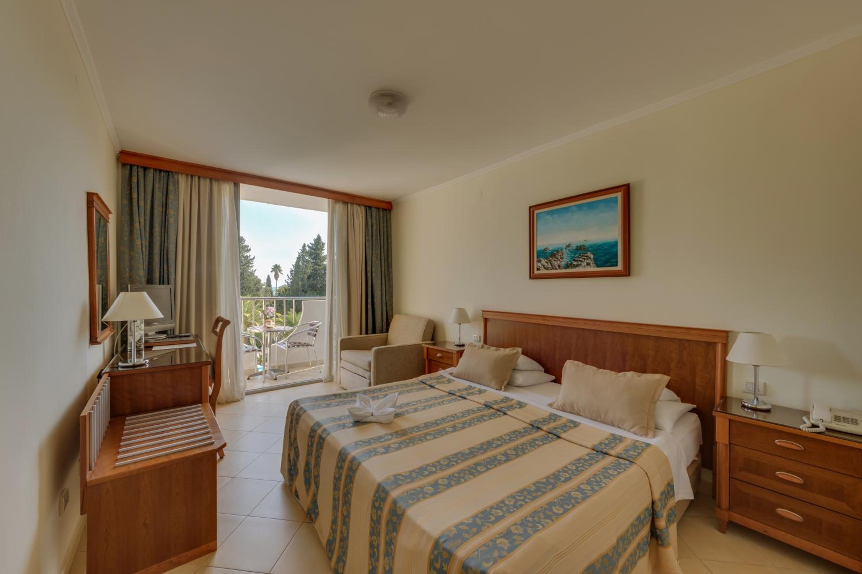 Double or Twin Room with Balcony - Photo 6