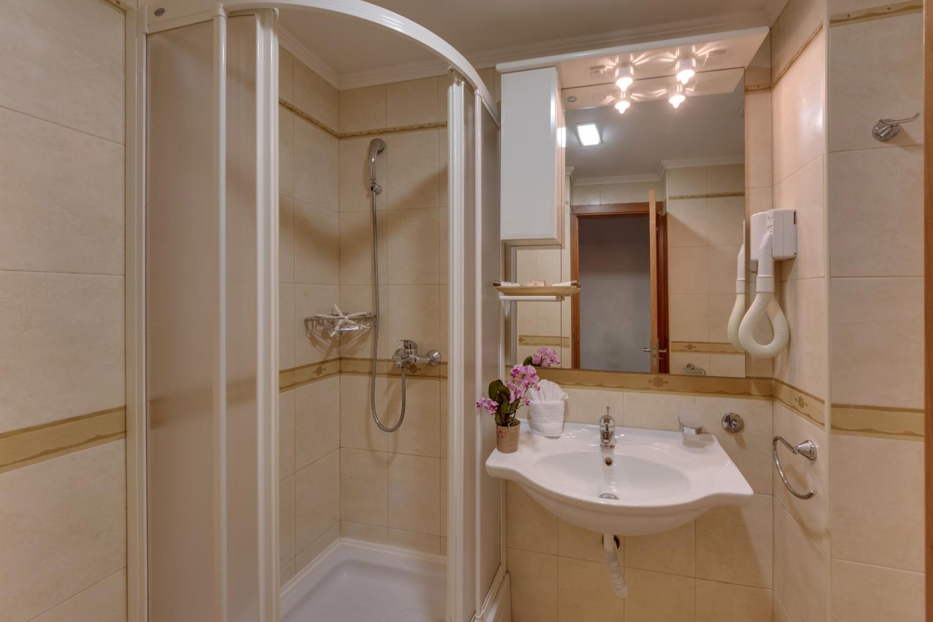 Double or Twin Room with Balcony - Photo 4