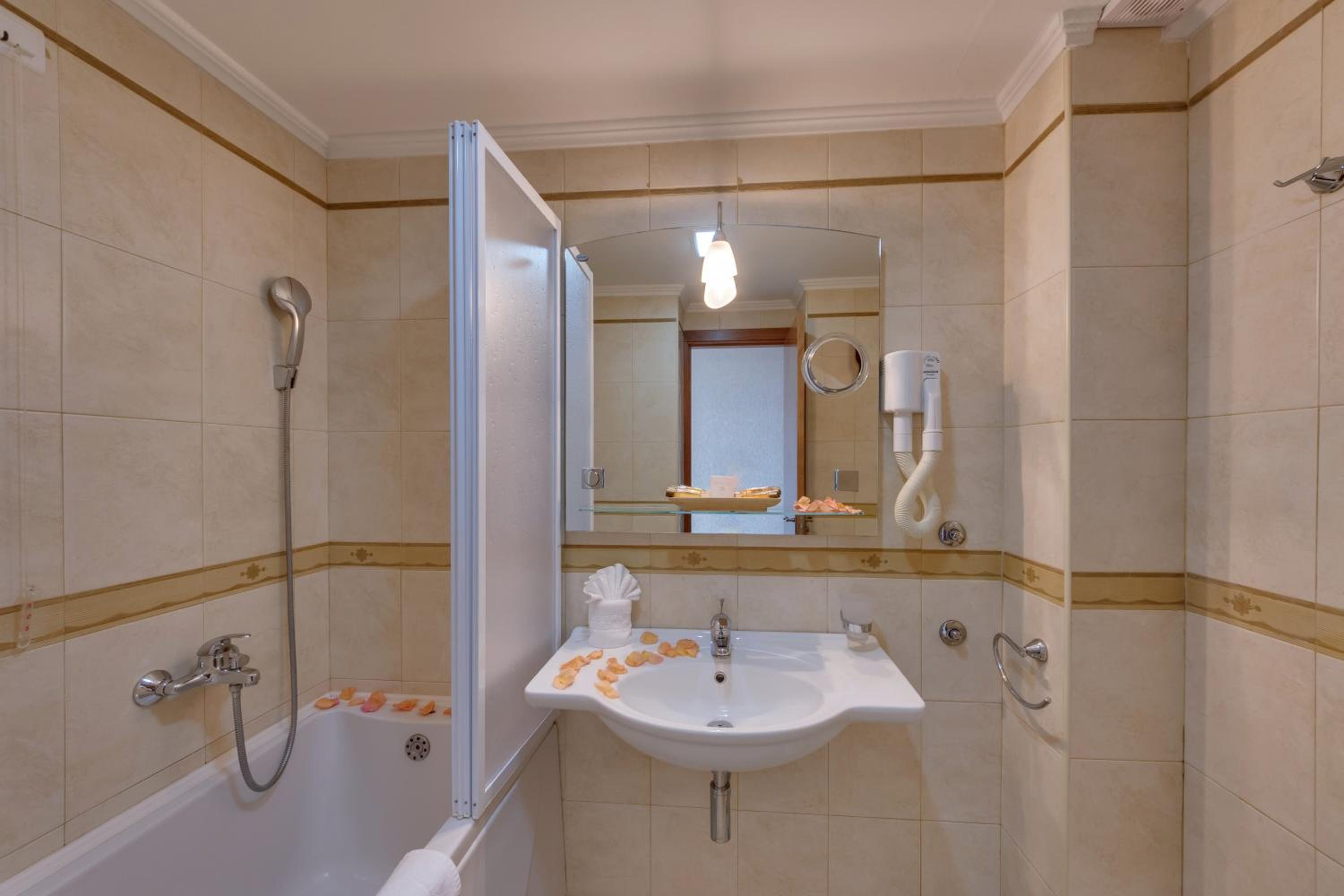 Double or Twin Room with Balcony - Photo 3