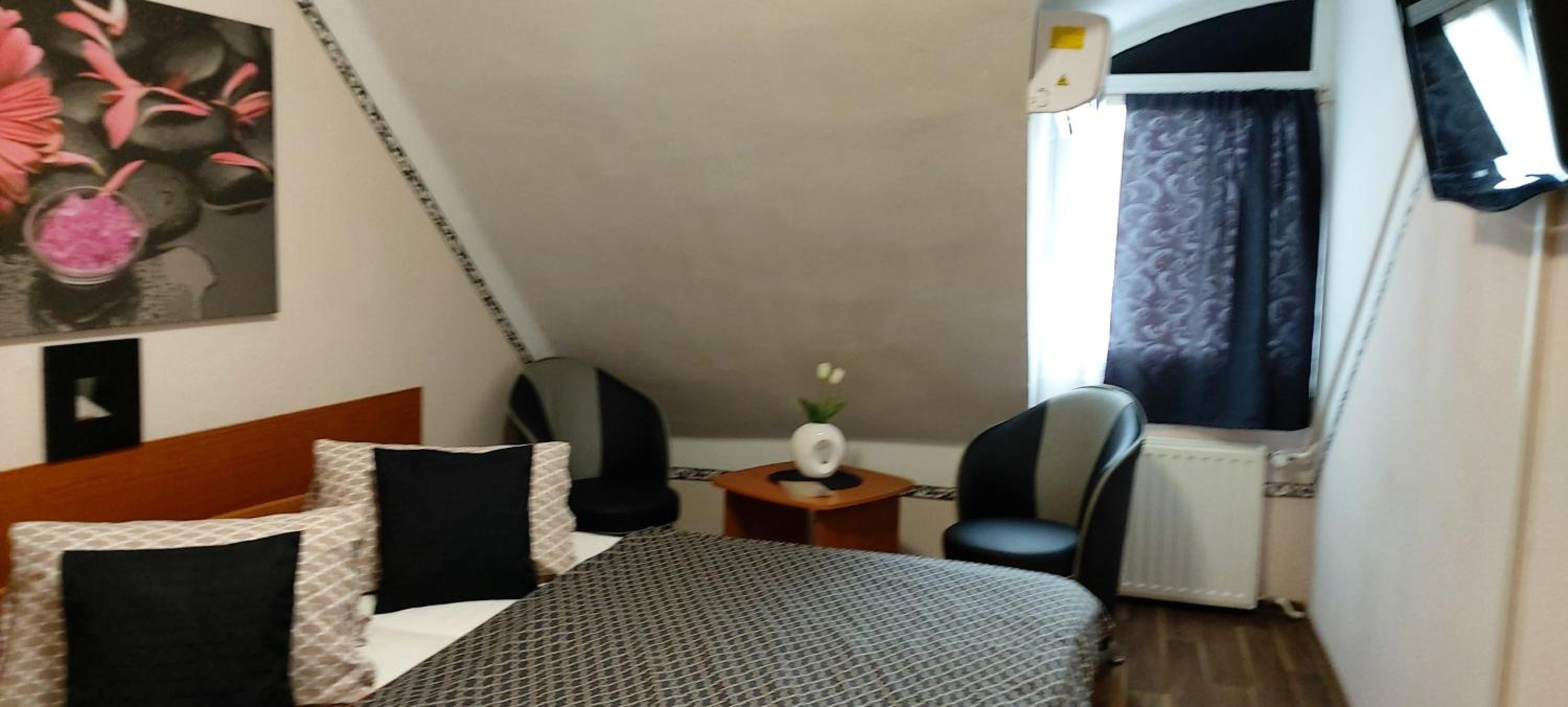 Double Room - Photo 11