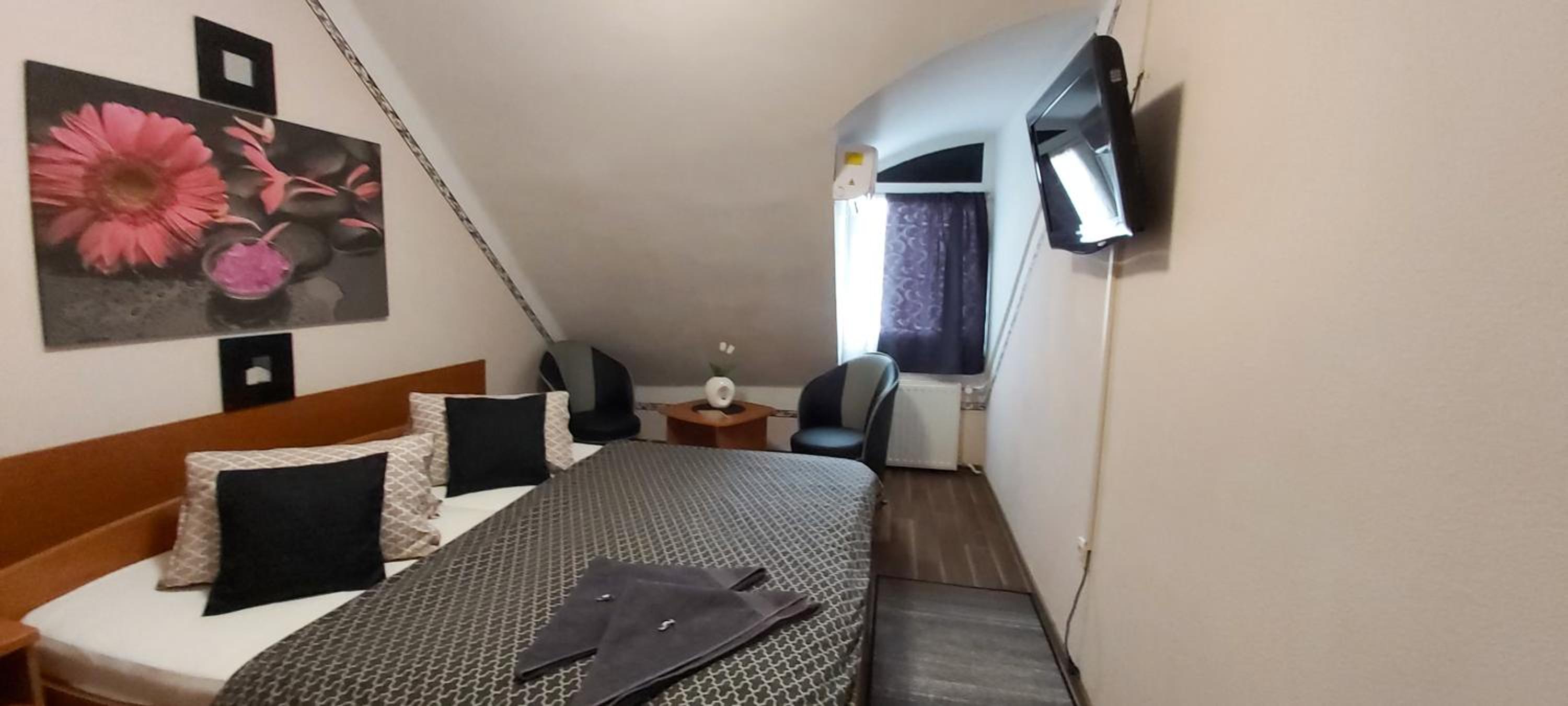 Double Room - Photo 8