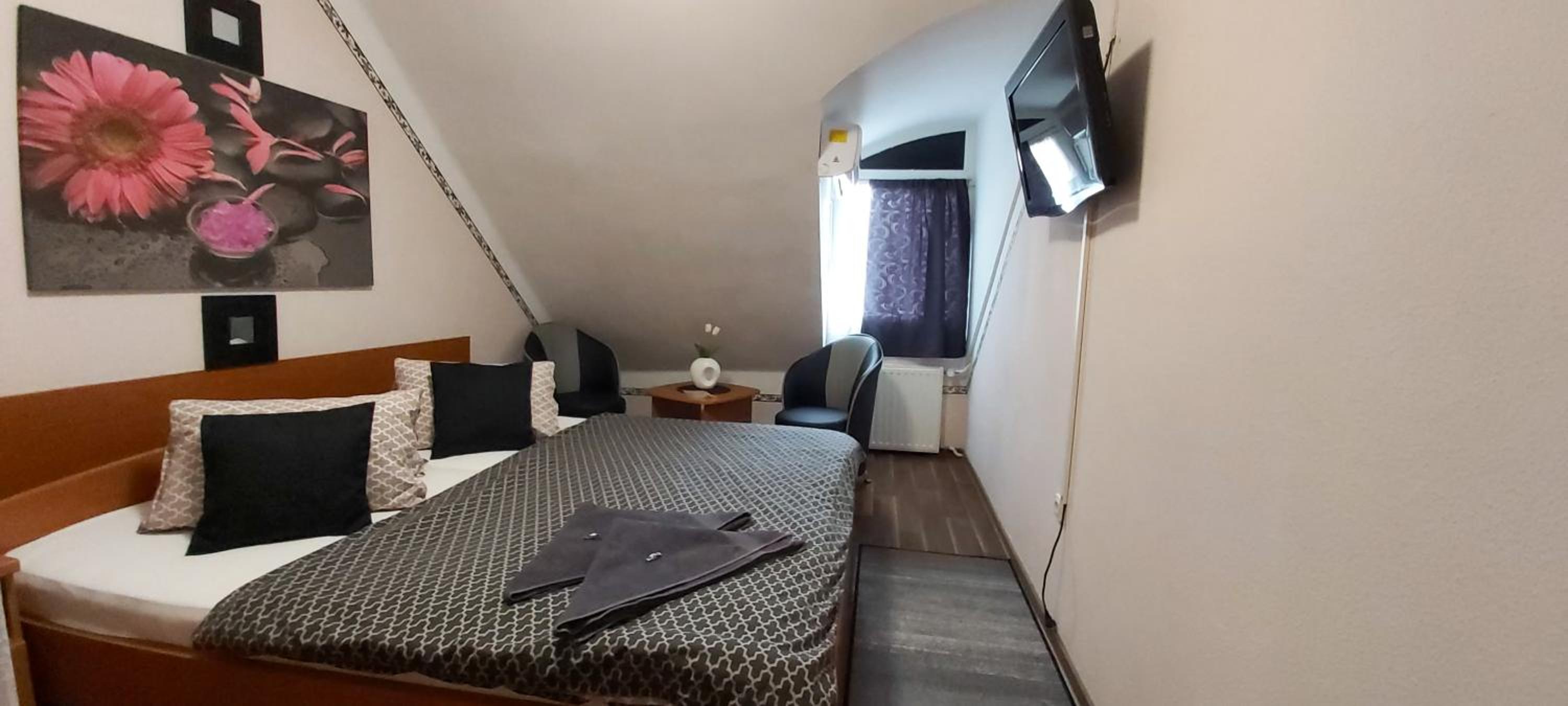 Double Room - Photo 9