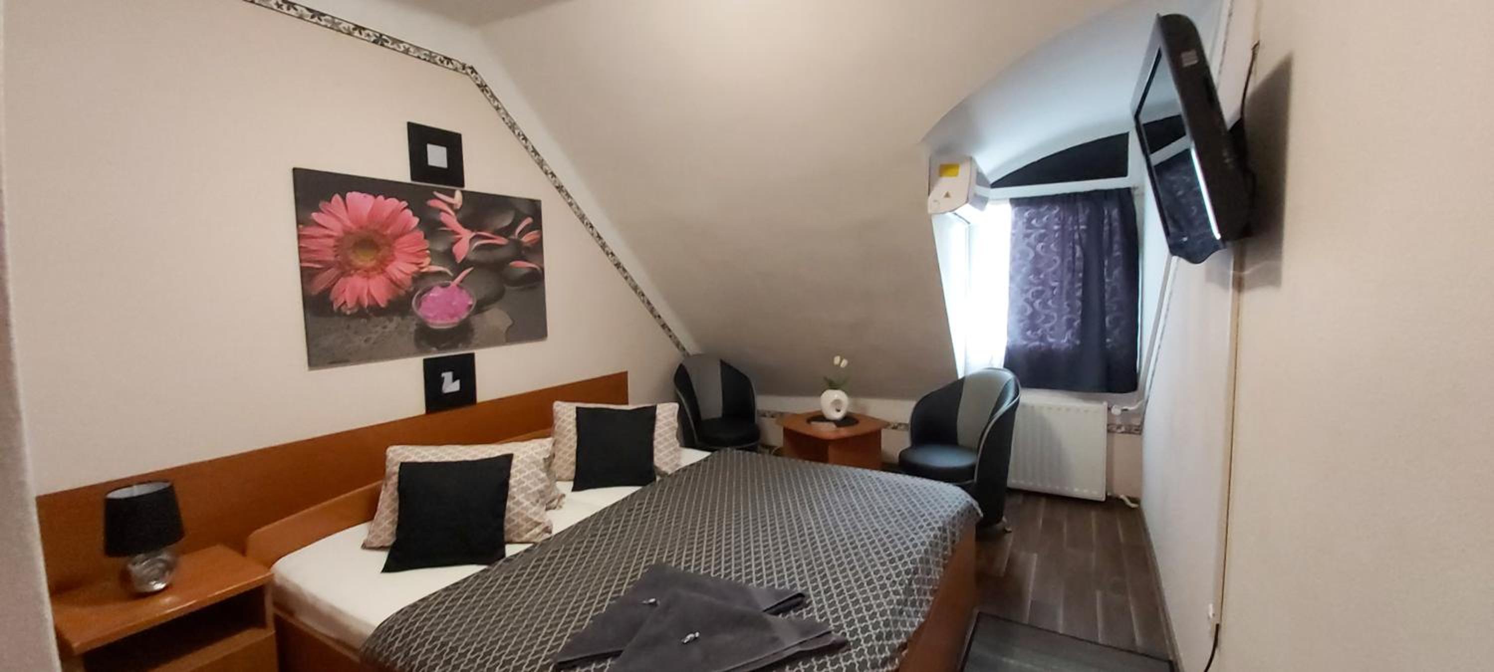 Double Room - Photo 10