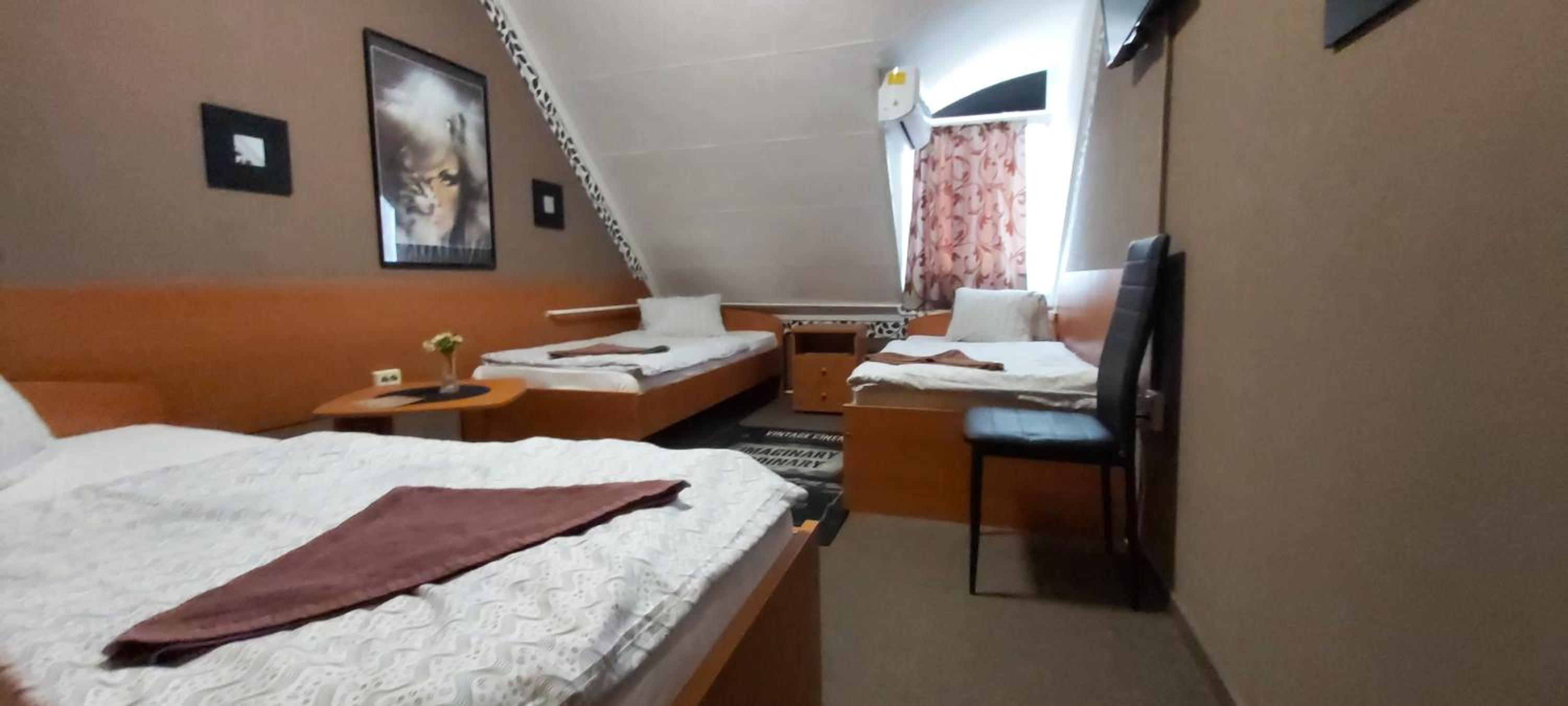 Triple Room with Bathroom - Photo 4