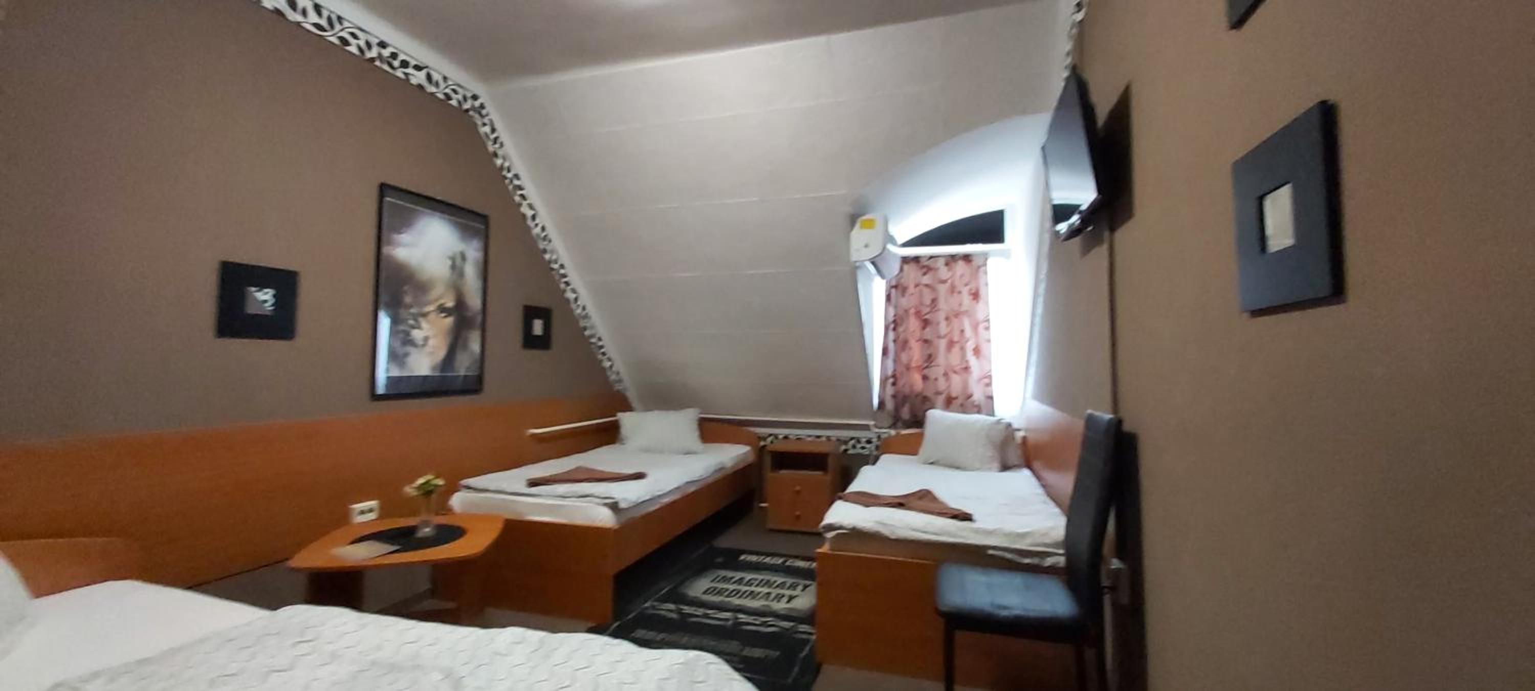 Triple Room with Bathroom - Photo 5
